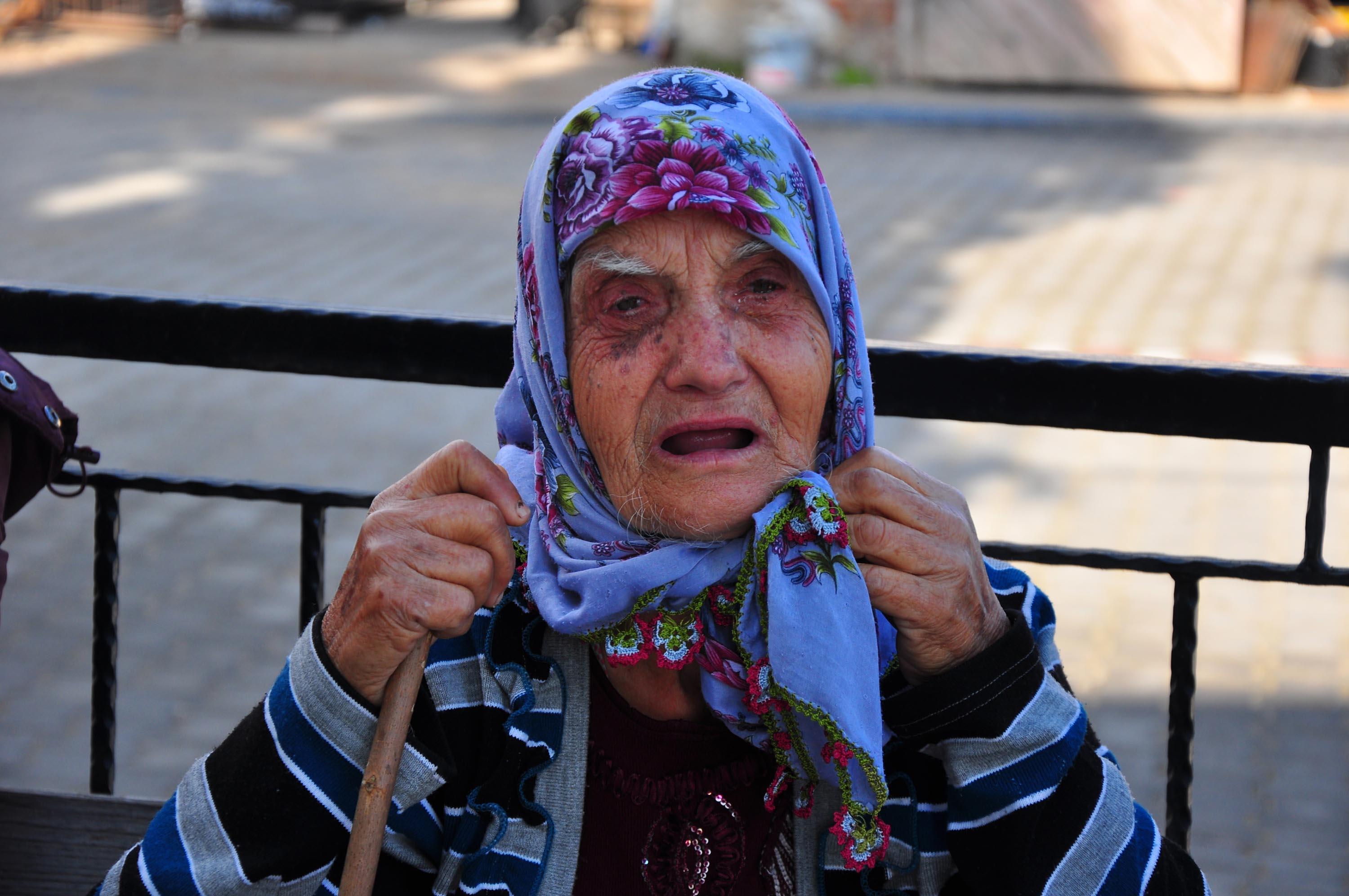 Yangında ölen engellinin cenazesine kendisini sırtında taşıyan ambulans şoförü de katıldı