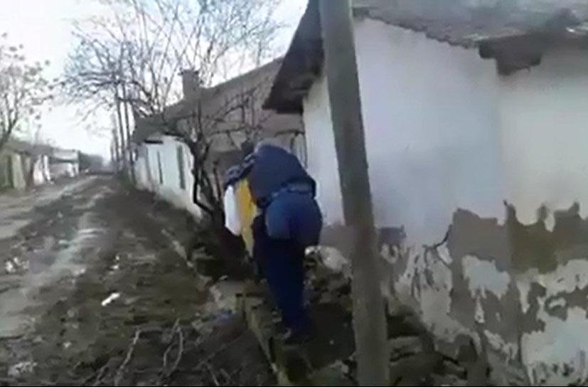 Yangında ölen engellinin cenazesine kendisini sırtında taşıyan ambulans şoförü de katıldı