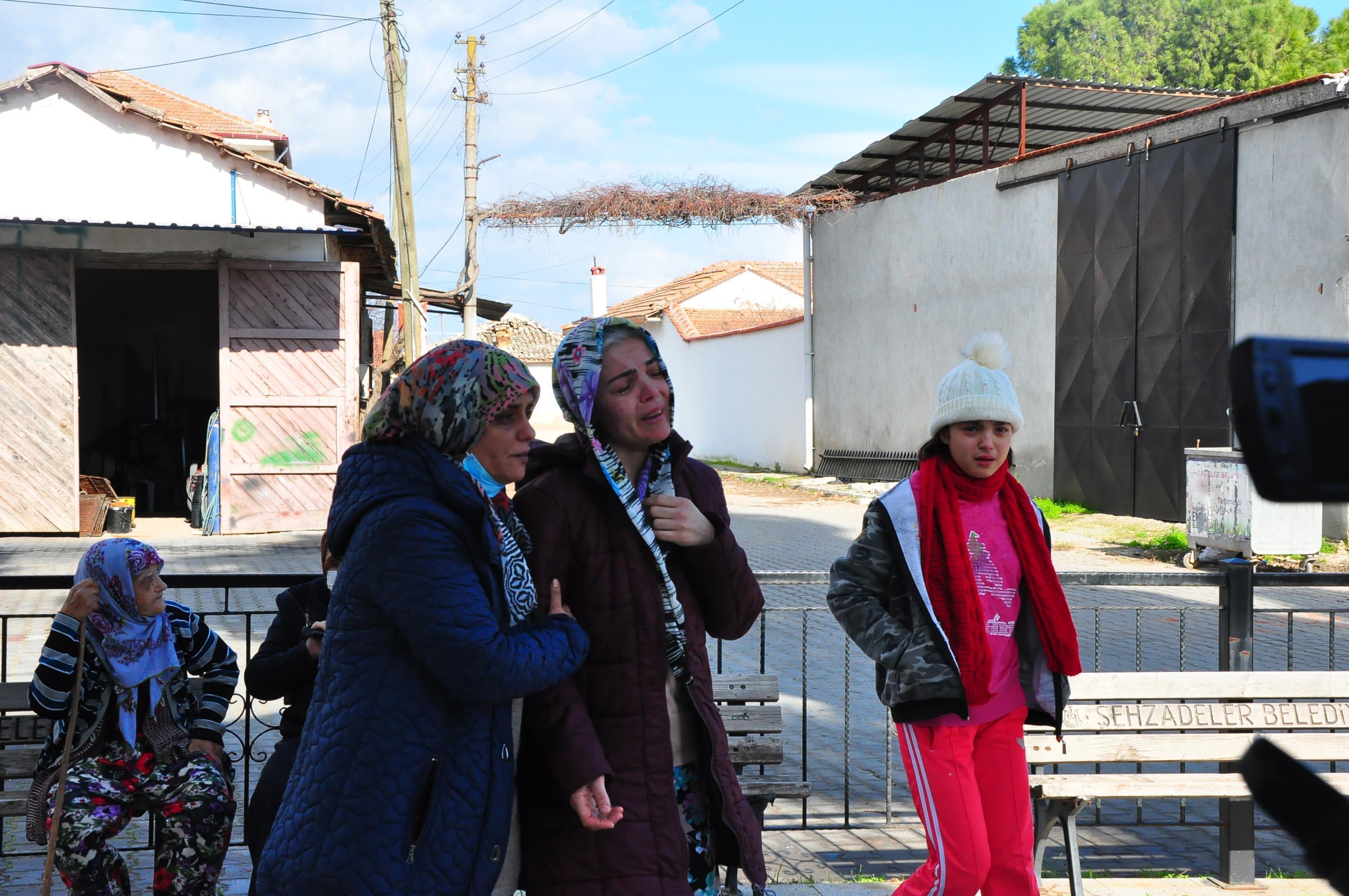 Yangında ölen engellinin cenazesine kendisini sırtında taşıyan ambulans şoförü de katıldı