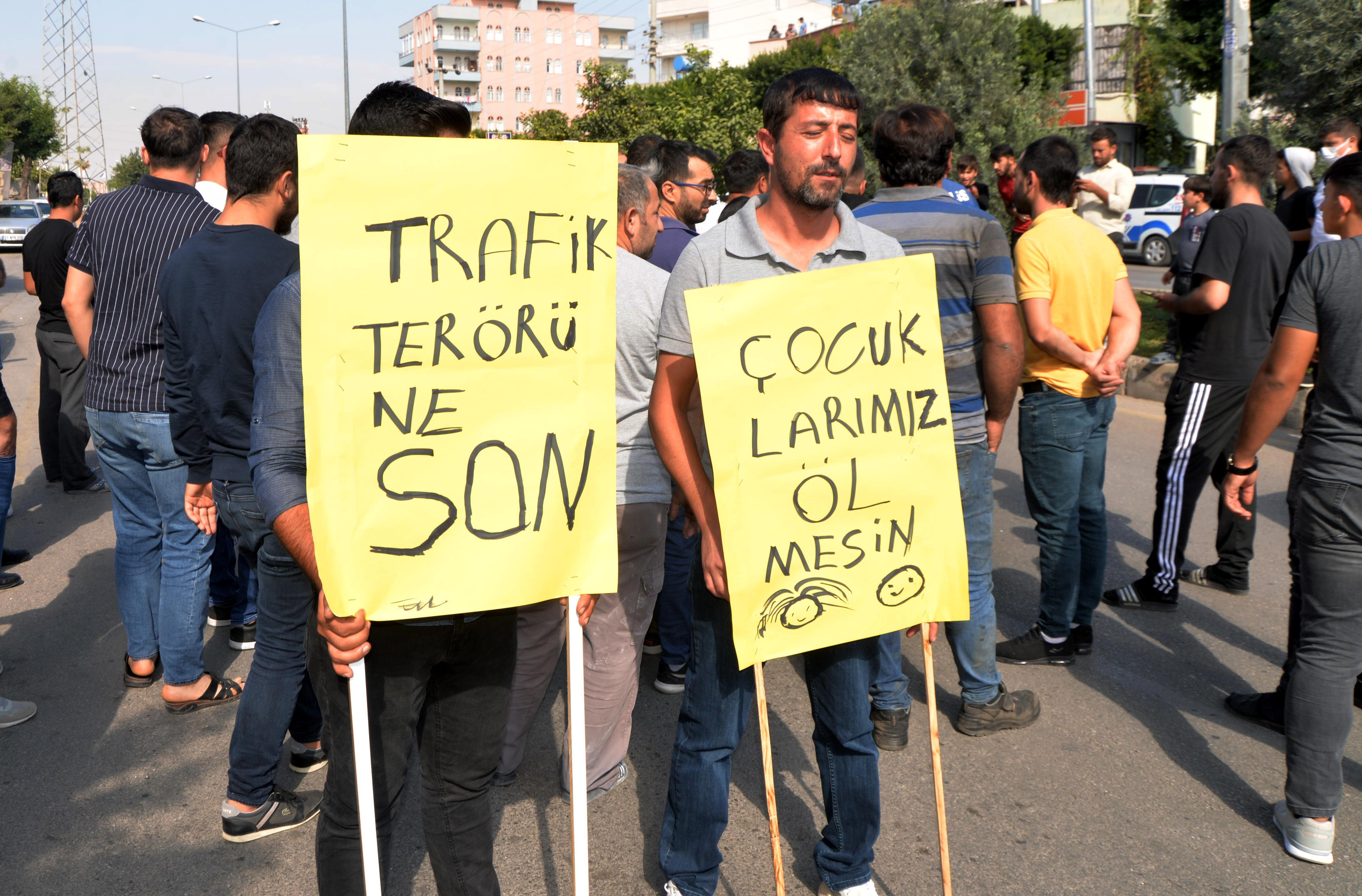 Bulvarda önlem alınmasını isteyen mahalleli yolu kapattı