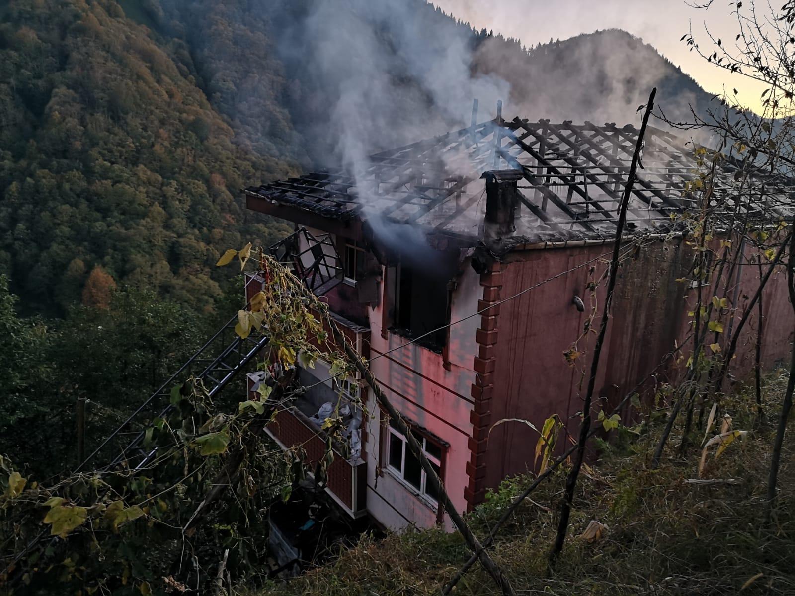 Çamlıhemşinde ev yangını: 1 ölü