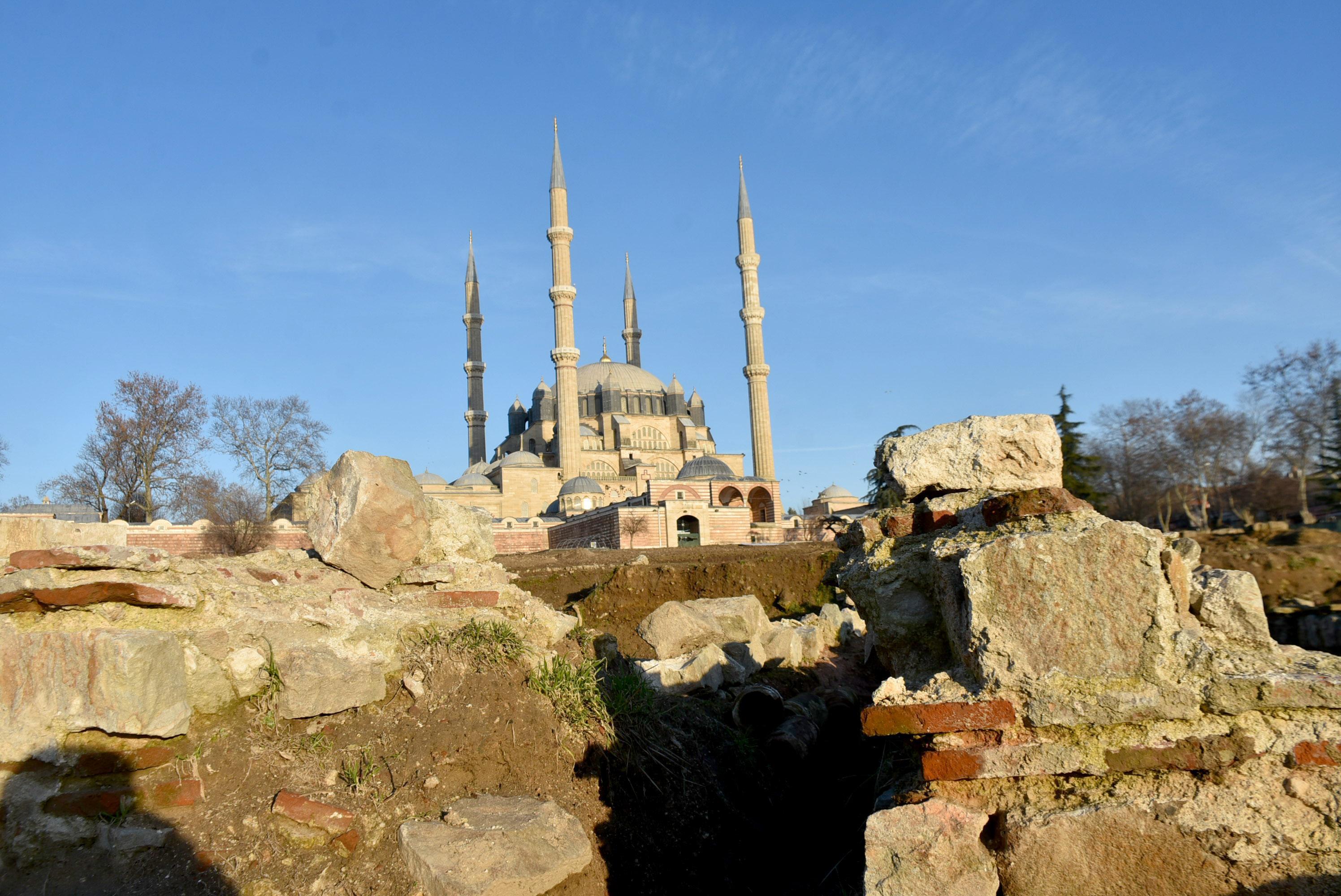 Selimiye Camisi meydanında çıkan tarihi kalıntılar, arkeopark haline getirilecek