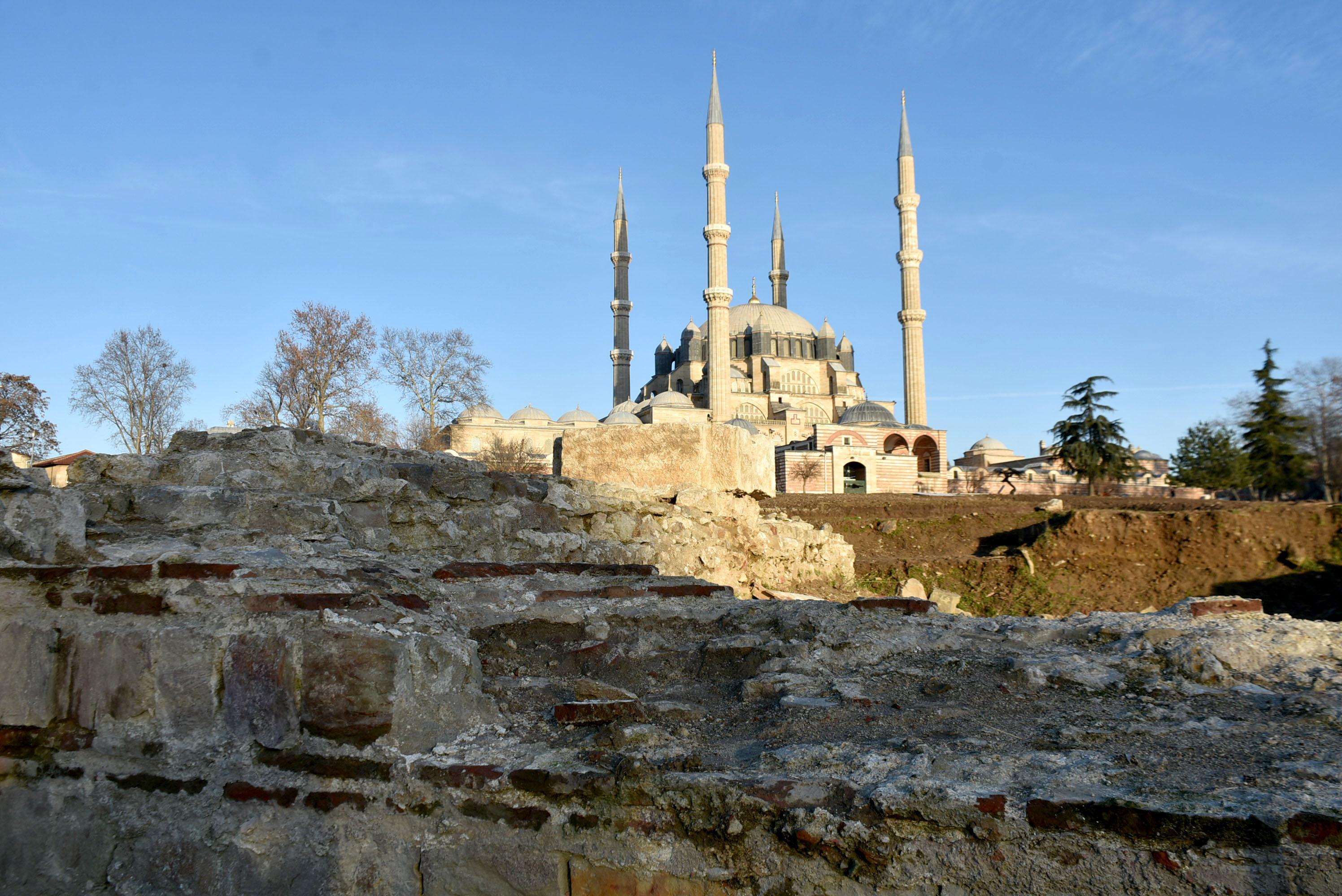 Selimiye Camisi meydanında çıkan tarihi kalıntılar, arkeopark haline getirilecek