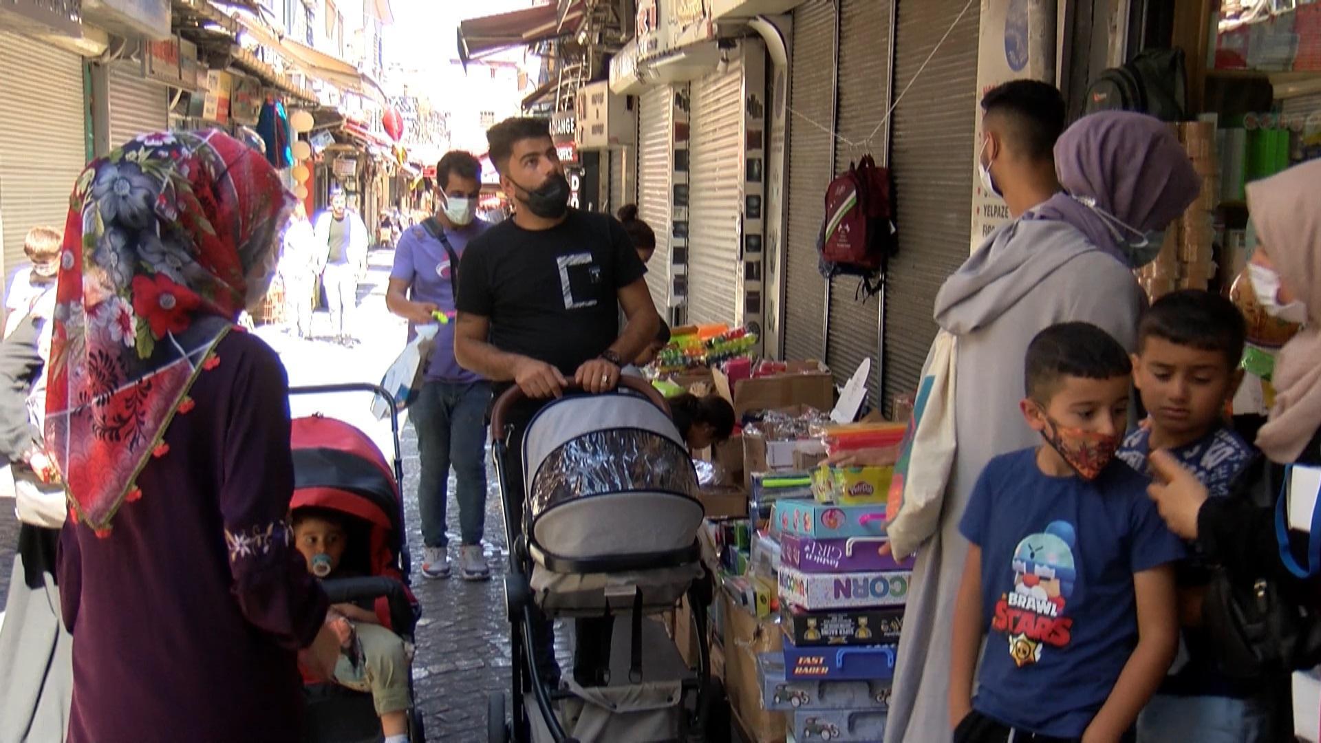 Eminönünde okul alışverişi heyecanı
