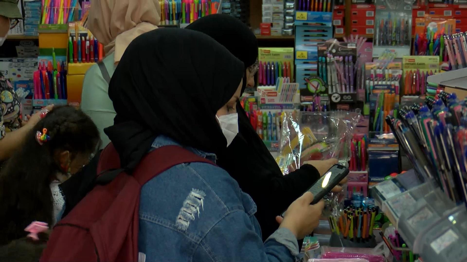 Eminönünde okul alışverişi heyecanı