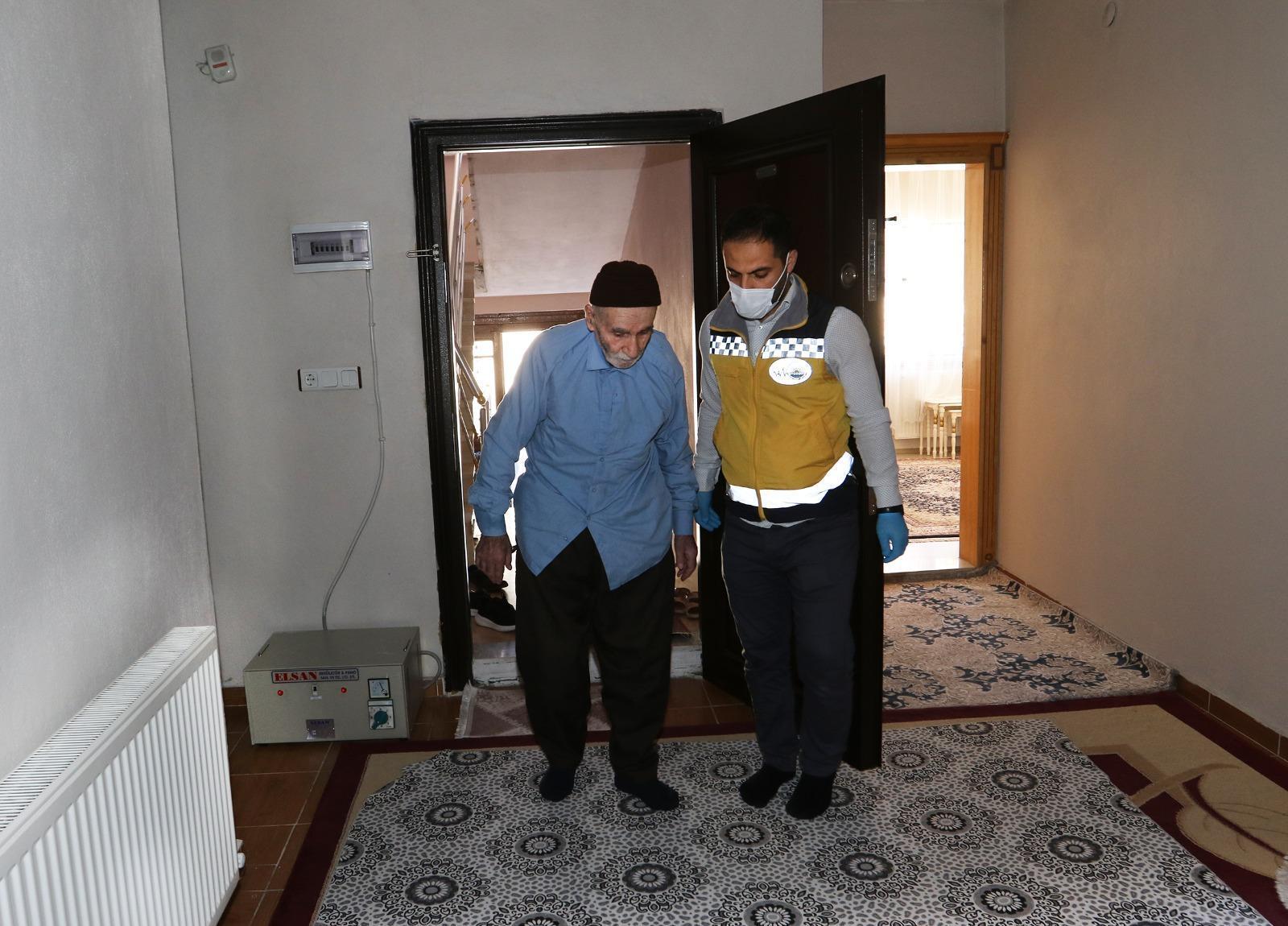 75 yaşındaki felçli hasta, 3 ay tedavi görüp 1 yıl sonra ayağa kalktı