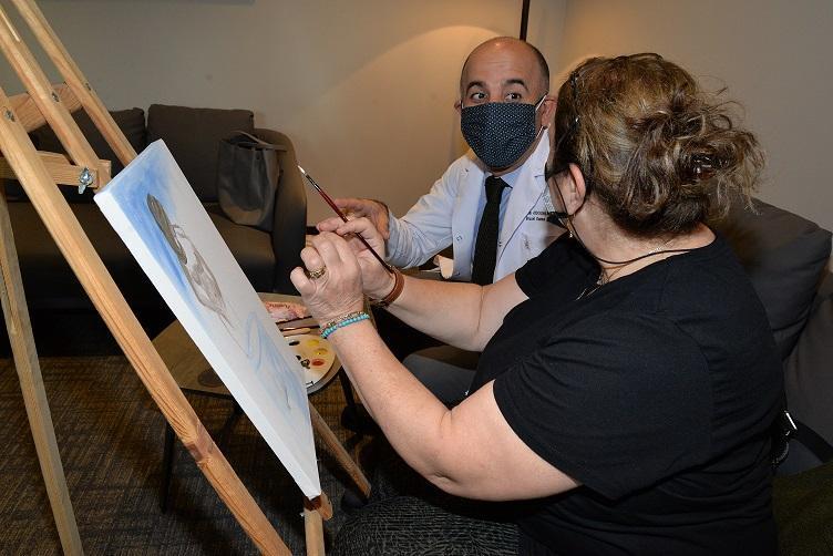 Meme kanseri hastalarının mücadelesi tuvale yansıdı