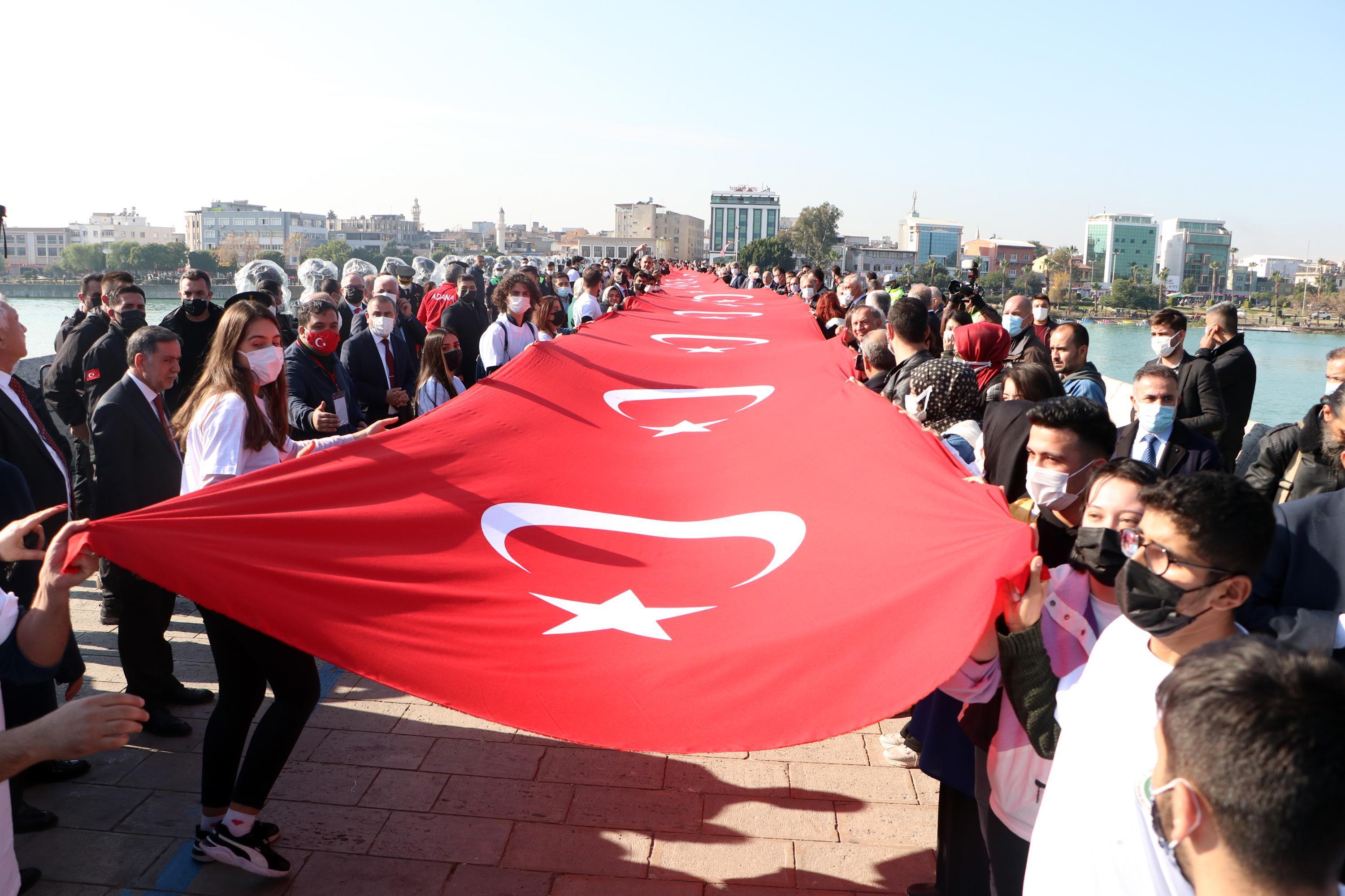 Adana’da 3 bin 628 metrelik bayrak açıldı; Vali Elban rekor dedi