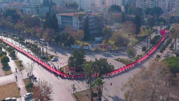 Adana’da 3 bin 628 metrelik bayrak açıldı; Vali Elban rekor dedi