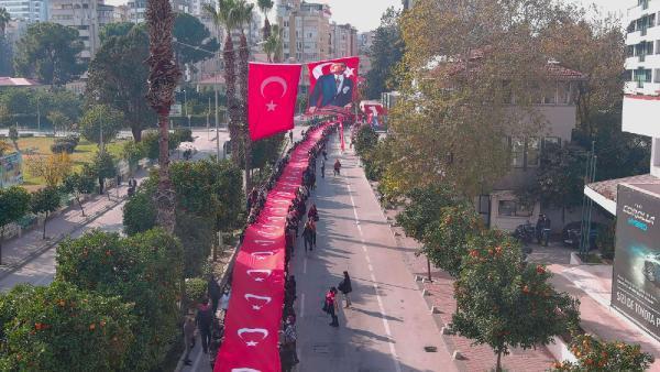Adana’da 3 bin 628 metrelik bayrak açıldı; Vali Elban rekor dedi