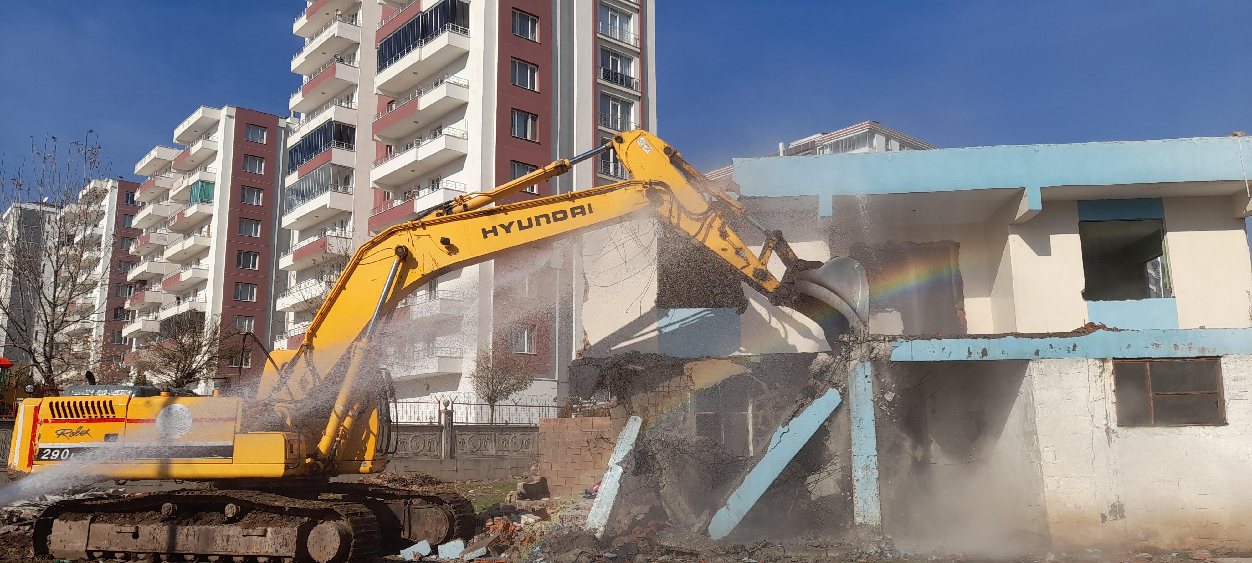 Diyarbakır’da lüks binalar arasındaki gecekondular yıkıldı