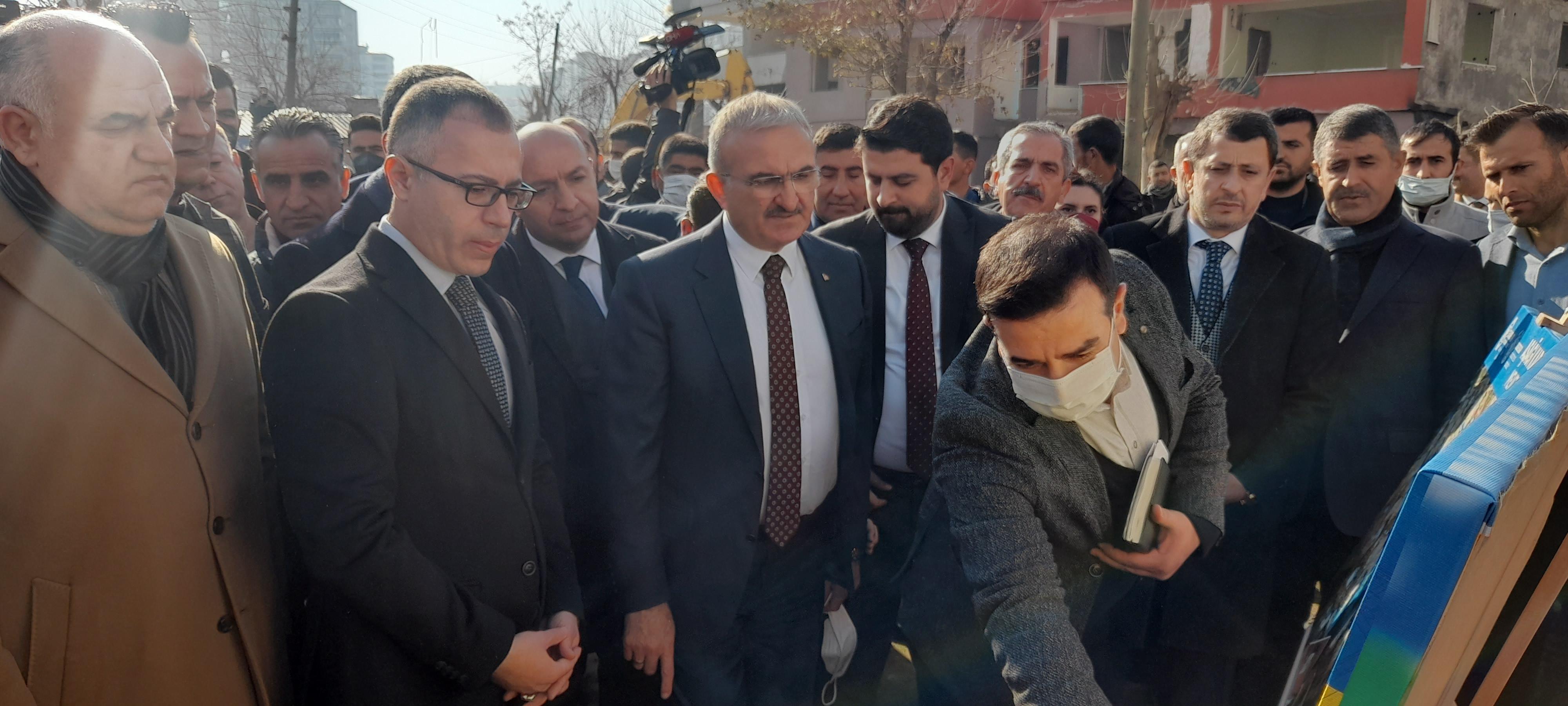 Diyarbakır’da lüks binalar arasındaki gecekondular yıkıldı