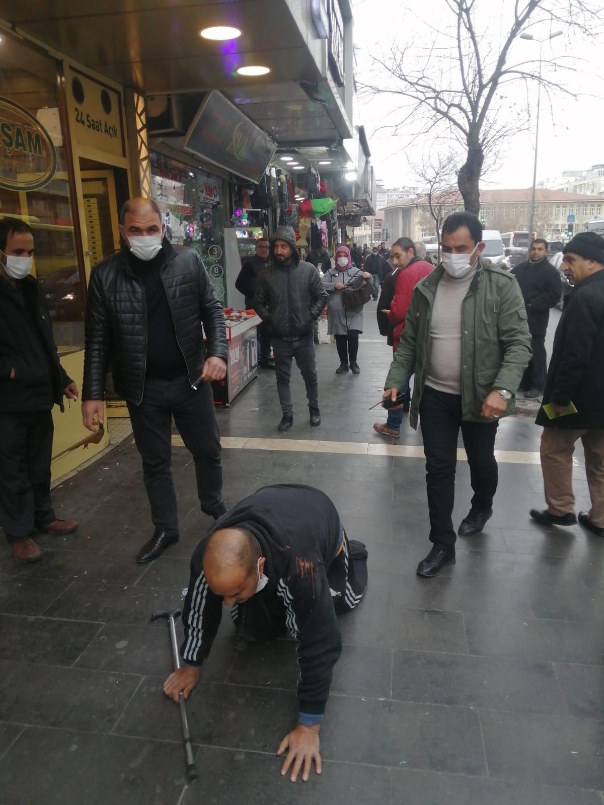 Engelli gibi davranan dilenci, zabıtayı görünce ayağa kalktı