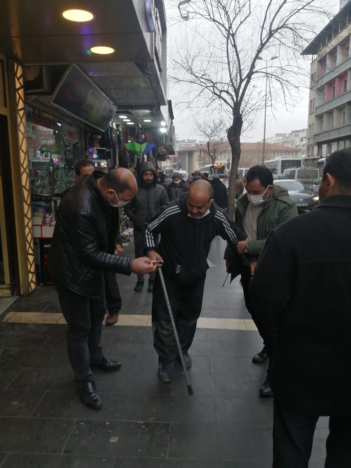 Engelli gibi davranan dilenci, zabıtayı görünce ayağa kalktı