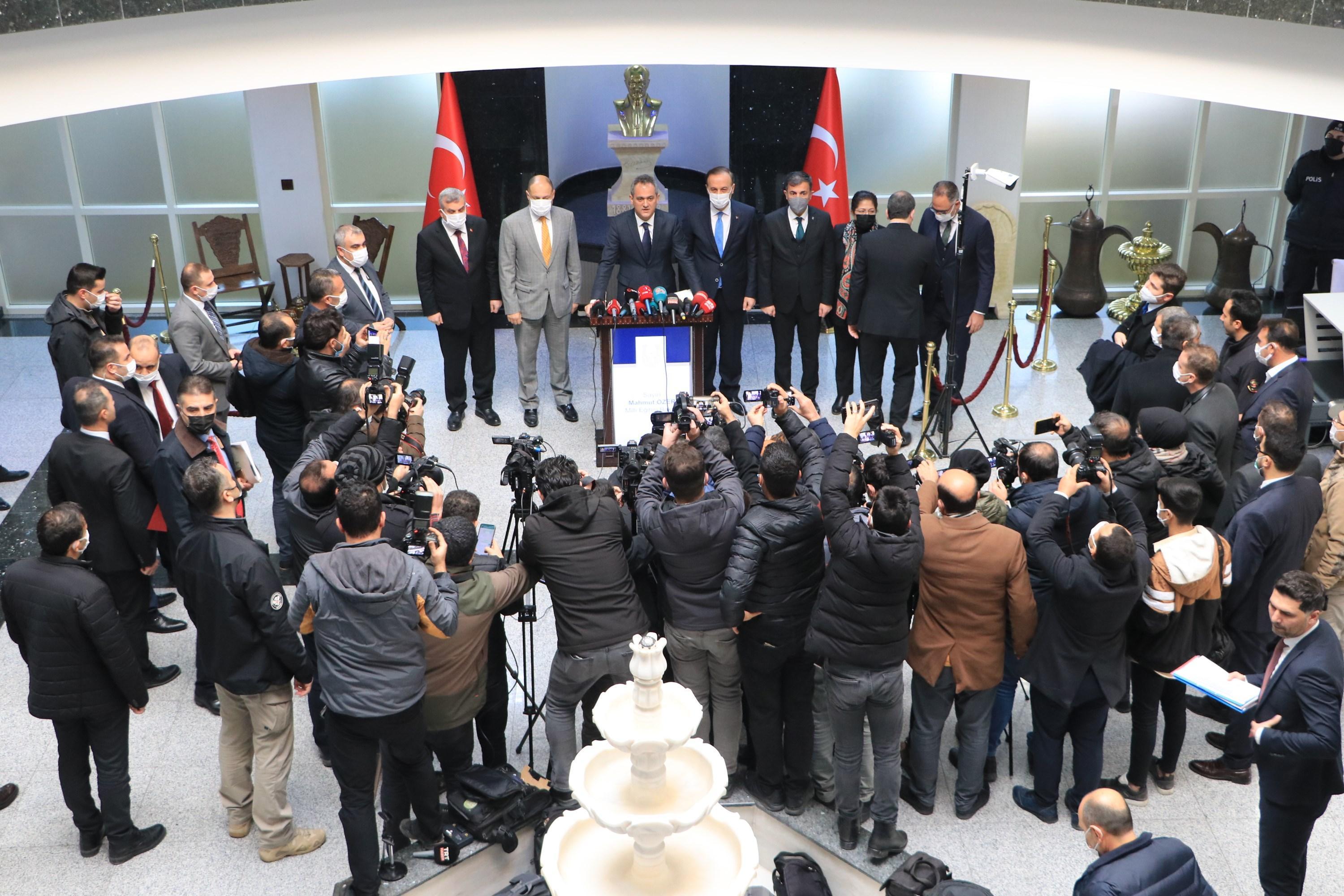 Bakan Özer: Okulların kapanması söz konusu değil