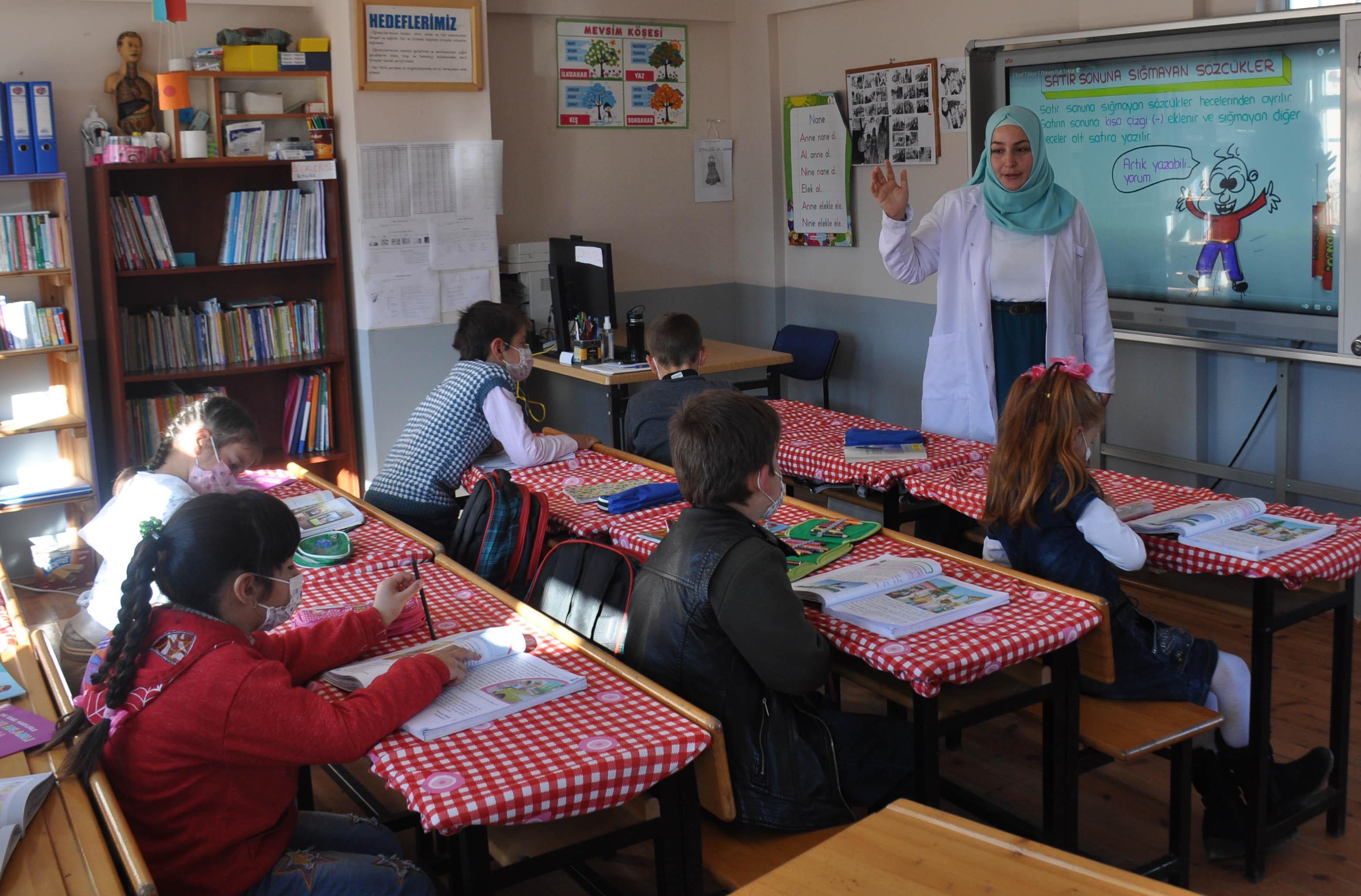 Köyde öğretmenlik hayali için büyükşehirden ayrıldı