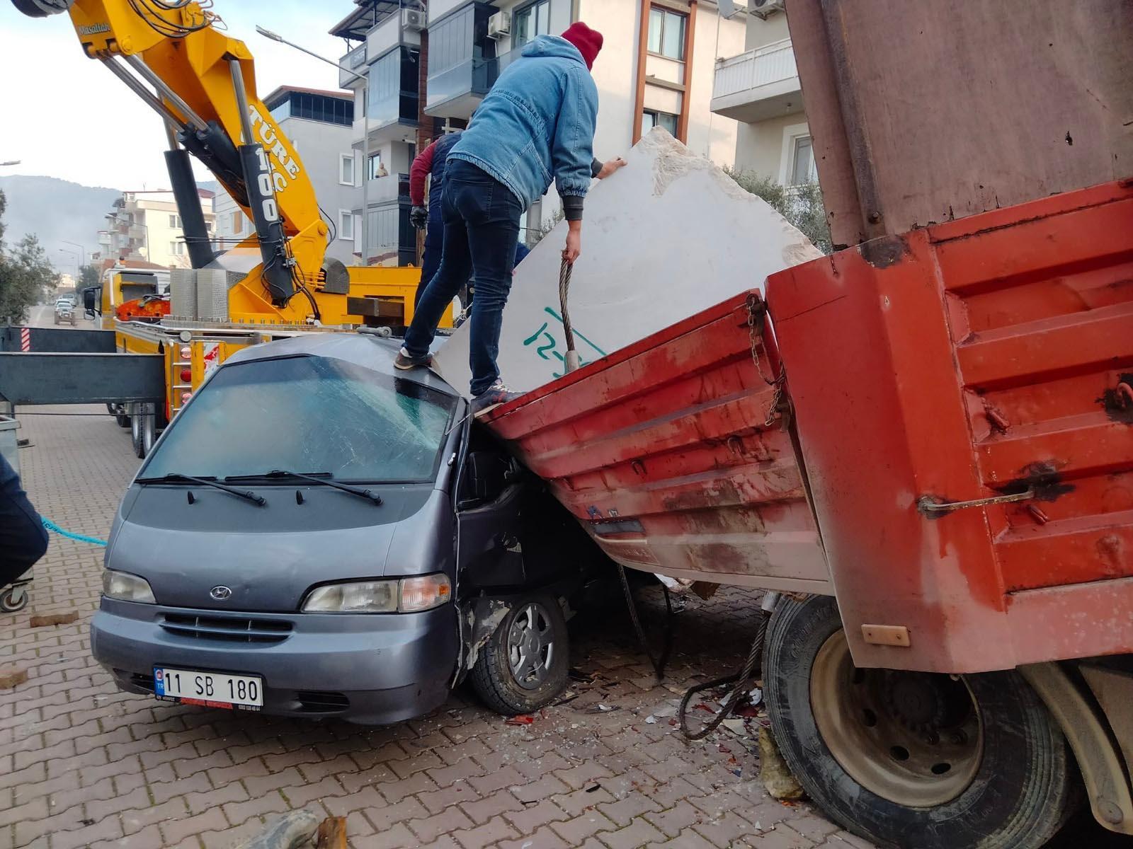Park halindeyken hareket eden TIR, 3 araç ile bahçe duvarına çarptı