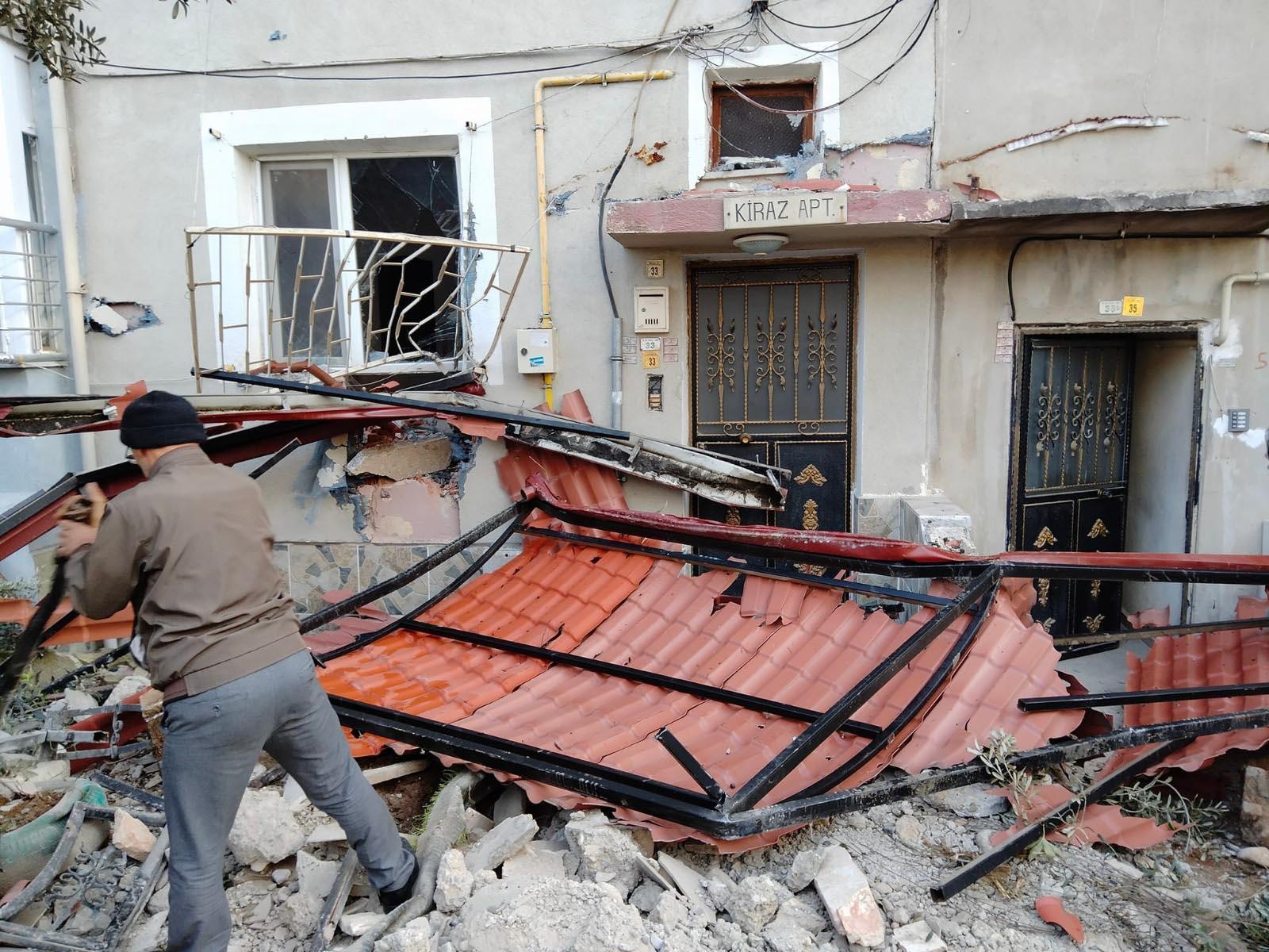 Park halindeyken hareket eden TIR, 3 araç ile bahçe duvarına çarptı