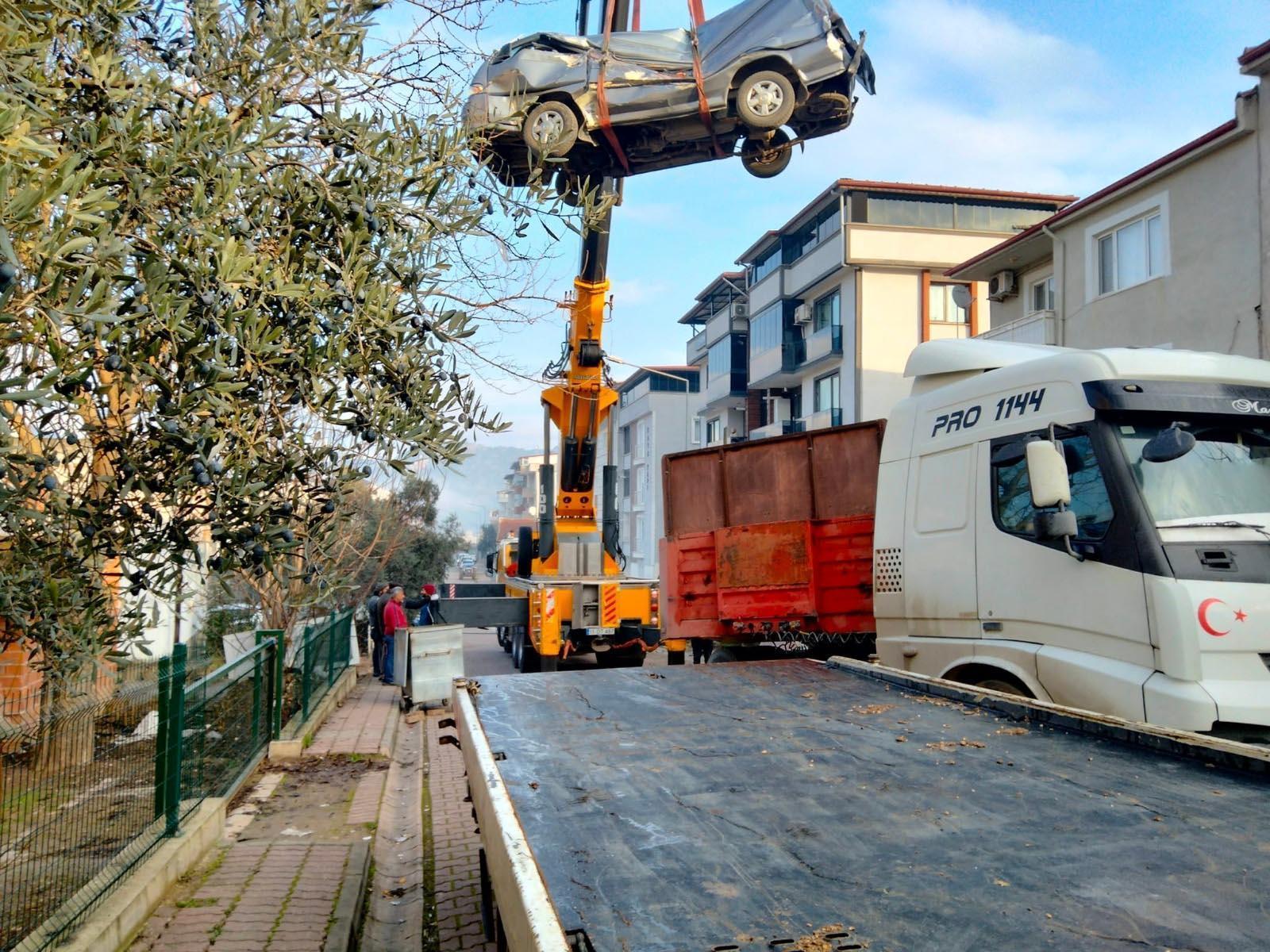 Park halindeyken hareket eden TIR, 3 araç ile bahçe duvarına çarptı