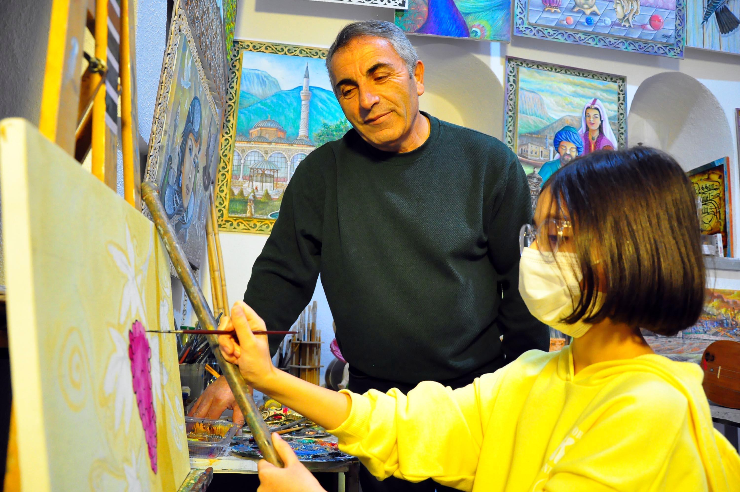 Robot resim çizen polis, emekli olunca öğrencilere resim dersi vermeye başladı