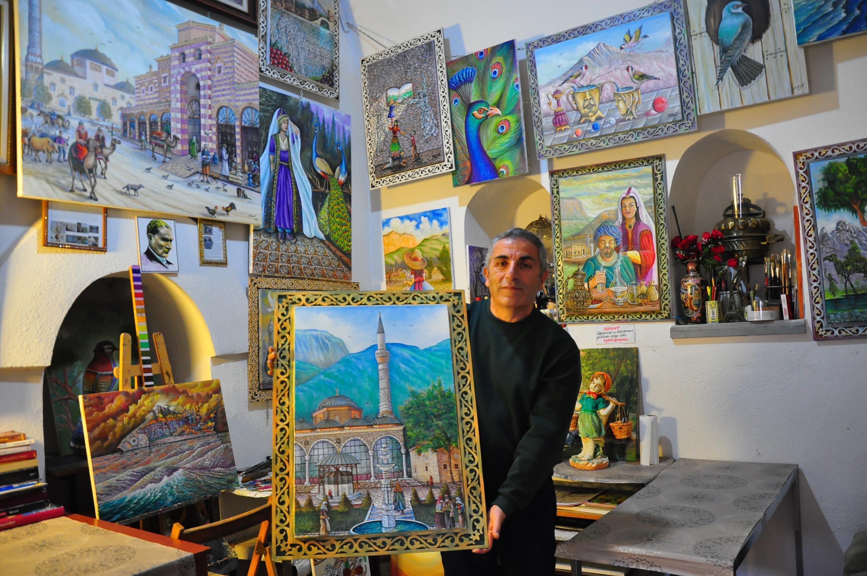 Robot resim çizen polis, emekli olunca öğrencilere resim dersi vermeye başladı