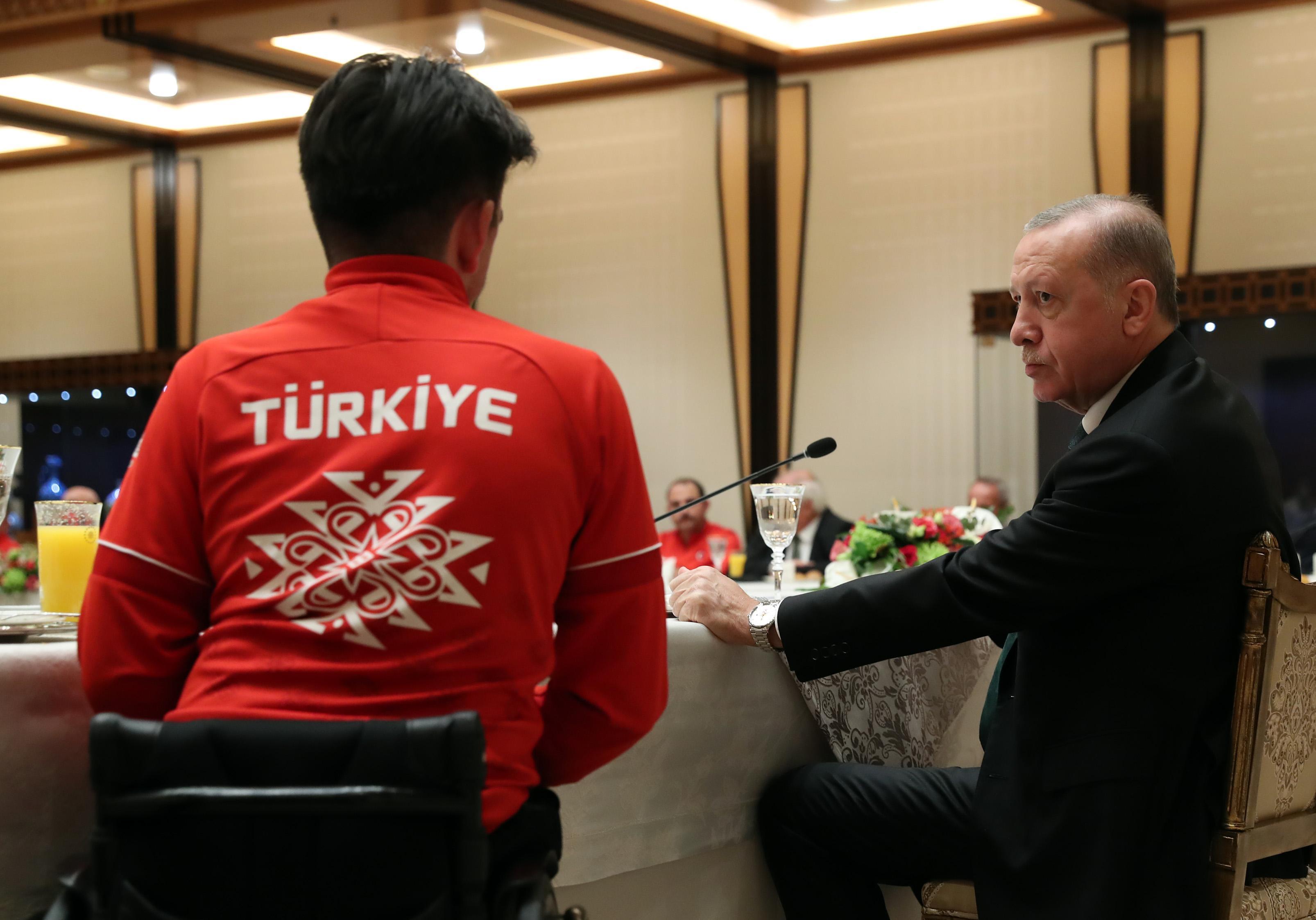 Cumhurbaşkanı Erdoğan, şampiyon sporcularla bir araya geldi