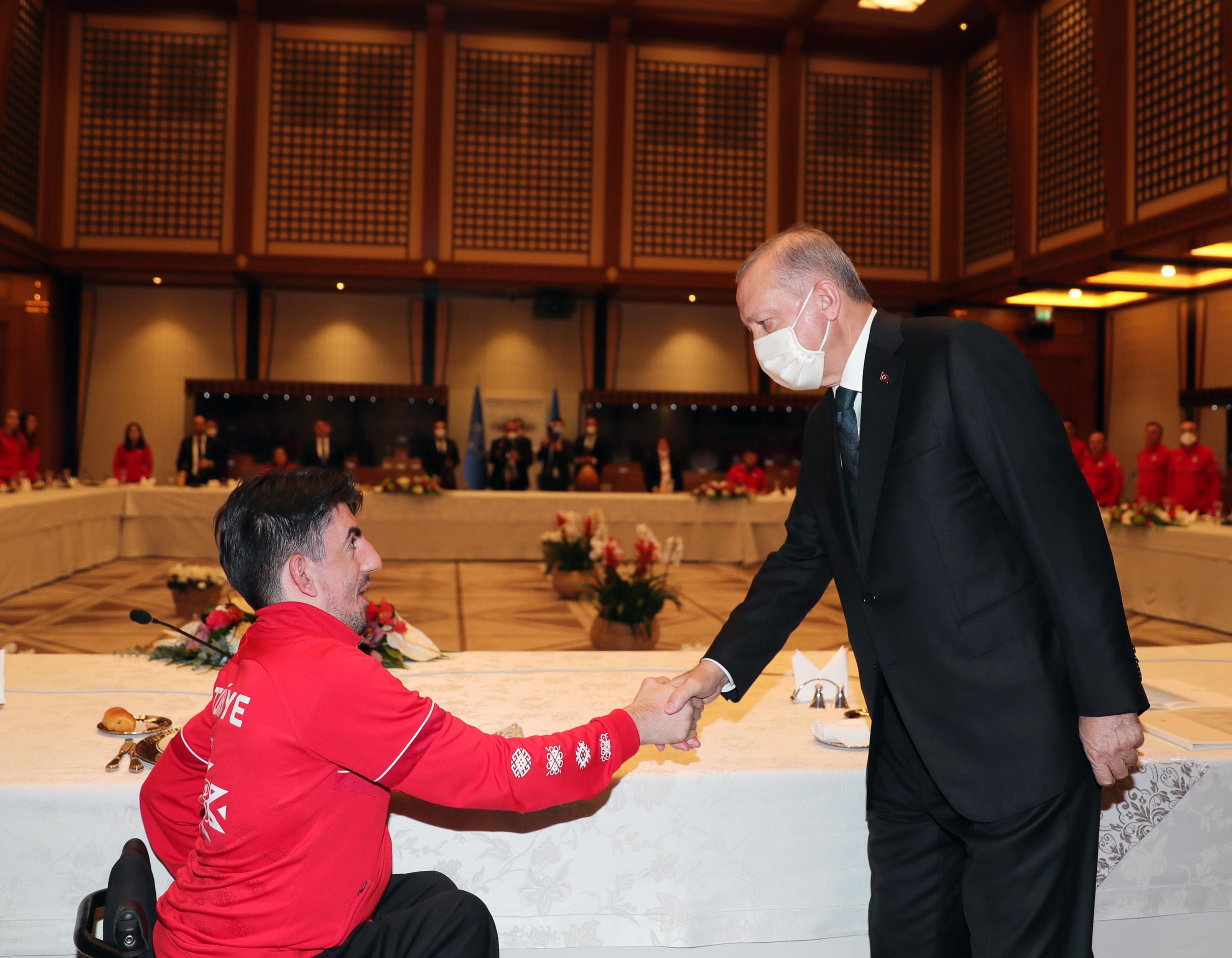 Cumhurbaşkanı Erdoğan, şampiyon sporcularla bir araya geldi