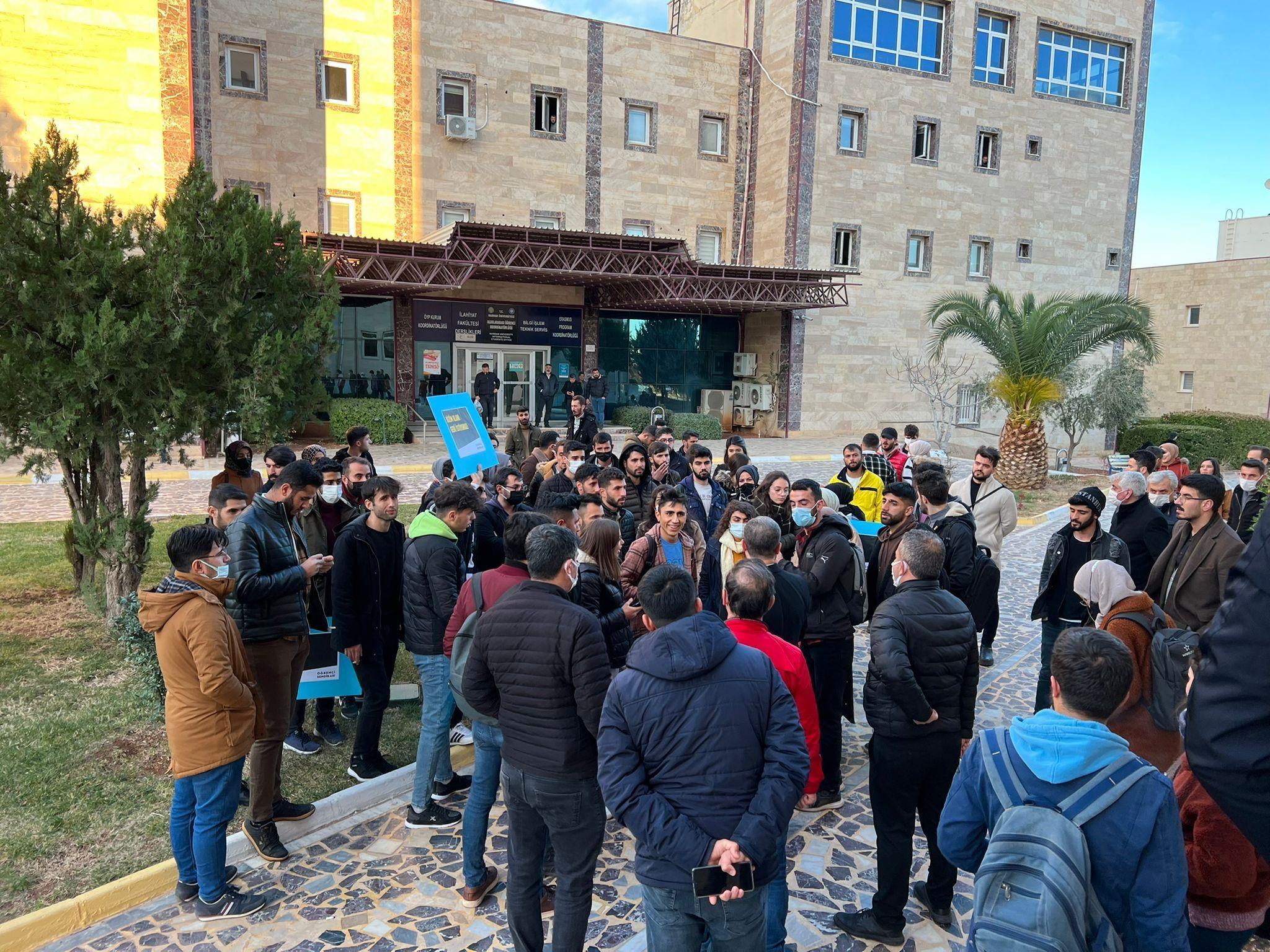 Harran Üniversitesi öğrencilerinden bütünleme sınavı protestosu