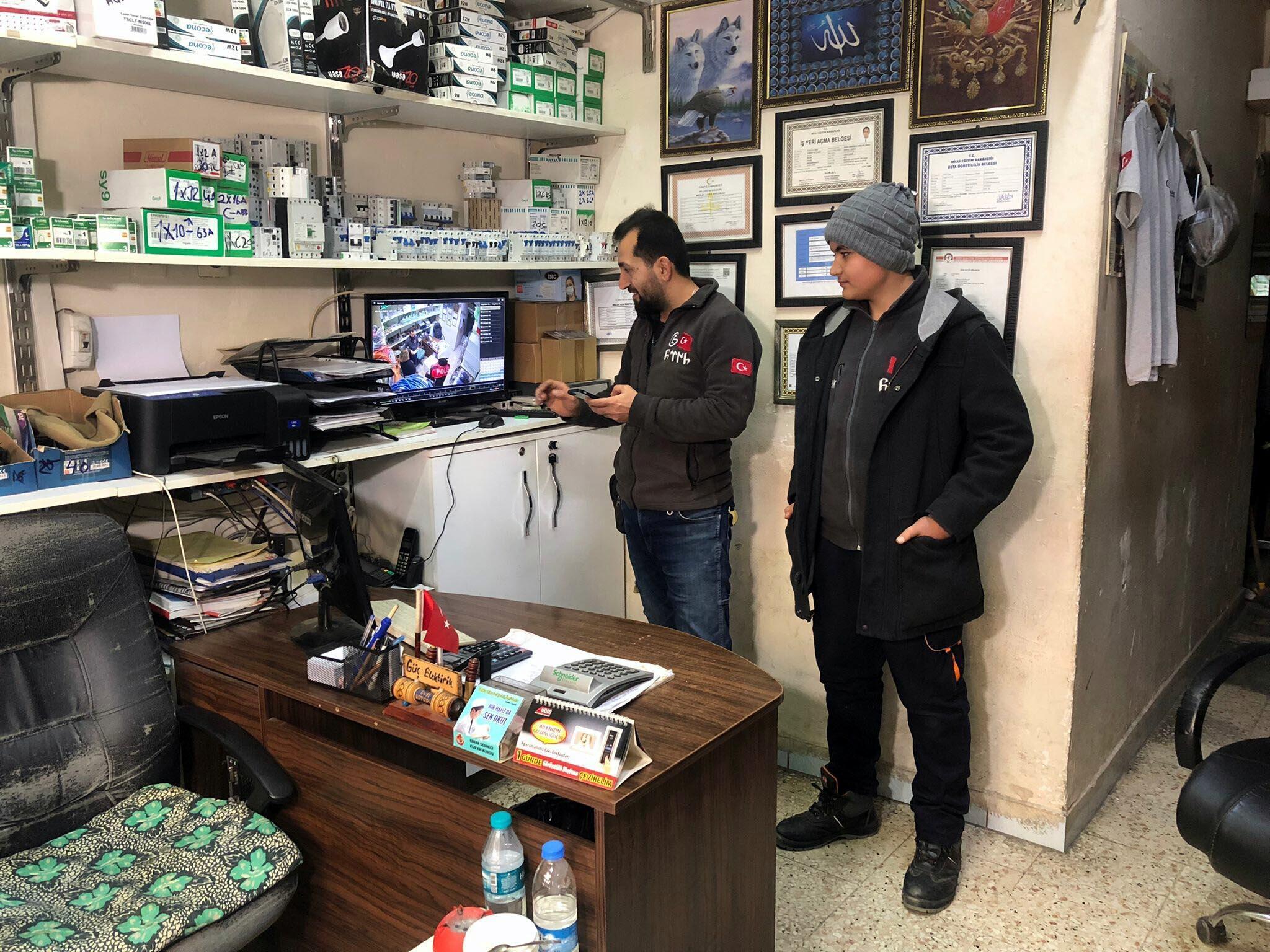 Uyuşturucu şüphelisinin girdiği iş yerinde yakalanma anı kamerada