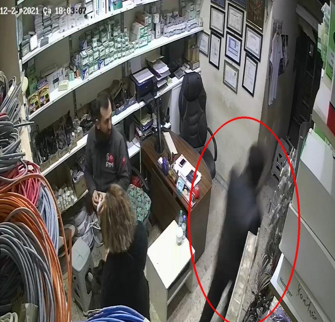 Uyuşturucu şüphelisinin girdiği iş yerinde yakalanma anı kamerada