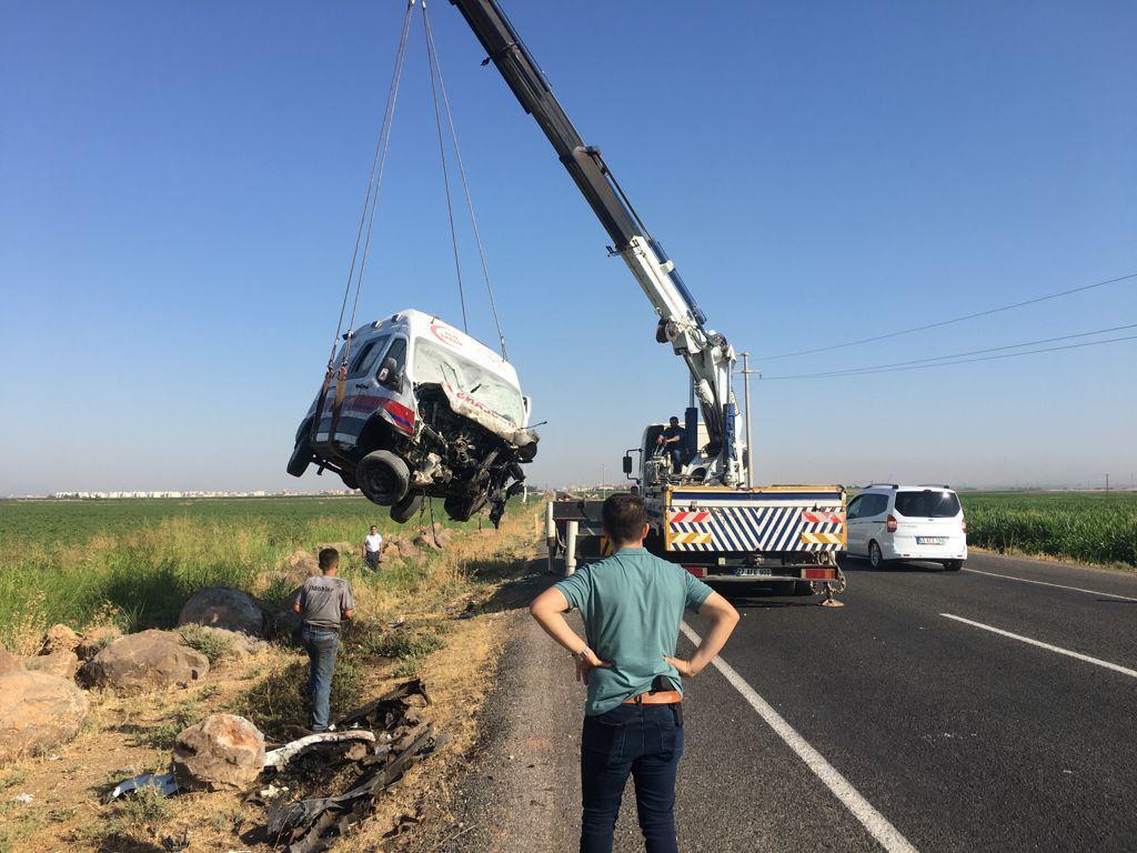 Şanlıurfa’da ambulans devrildi; yeni doğan bebek öldü, 2 sağlıkçı ve şoför yaralı