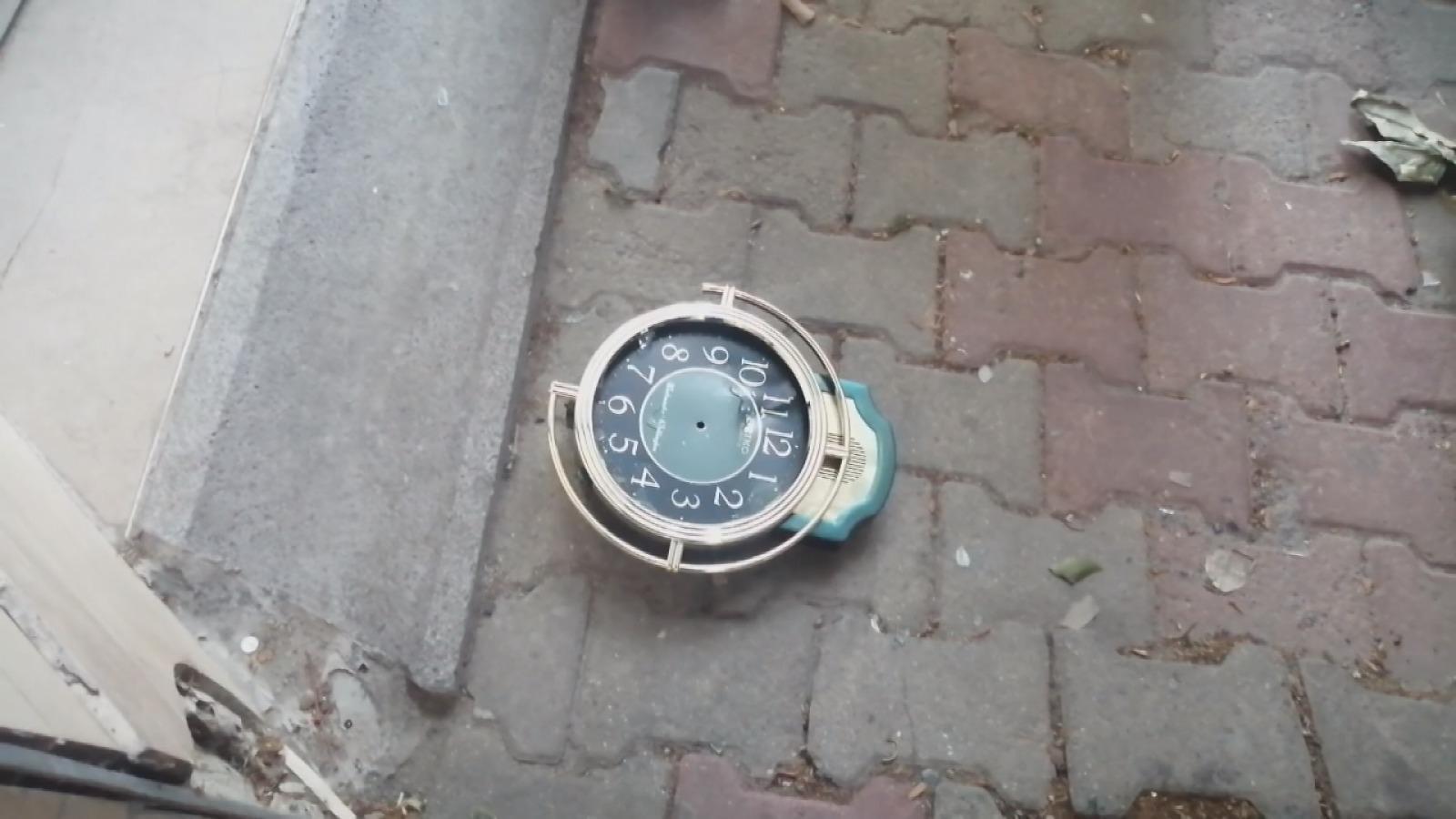 Esenyurtta annesini rehin aldı, evde ne varsa sokağa fırlattı