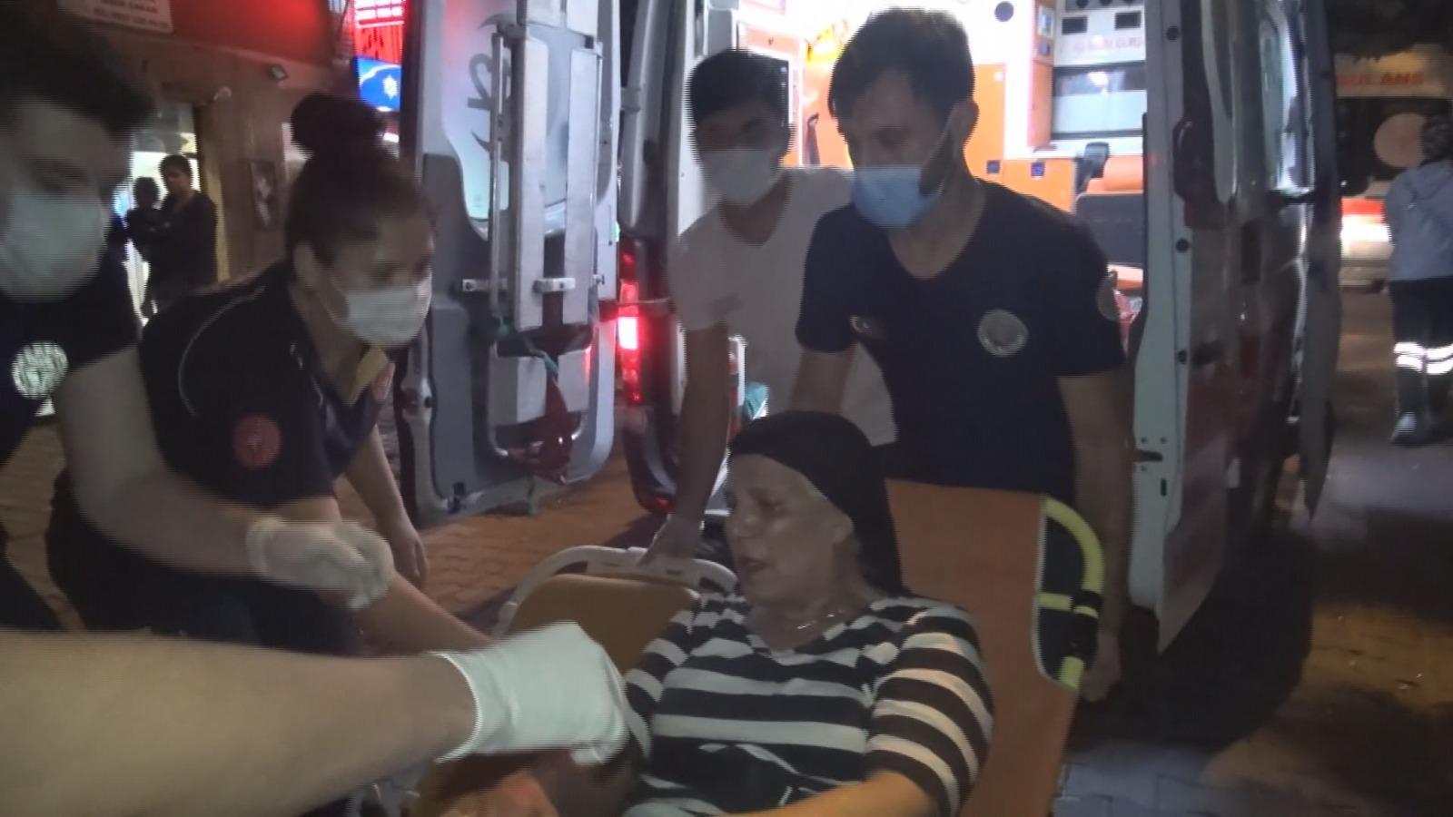 Esenyurtta annesini rehin aldı, evde ne varsa sokağa fırlattı