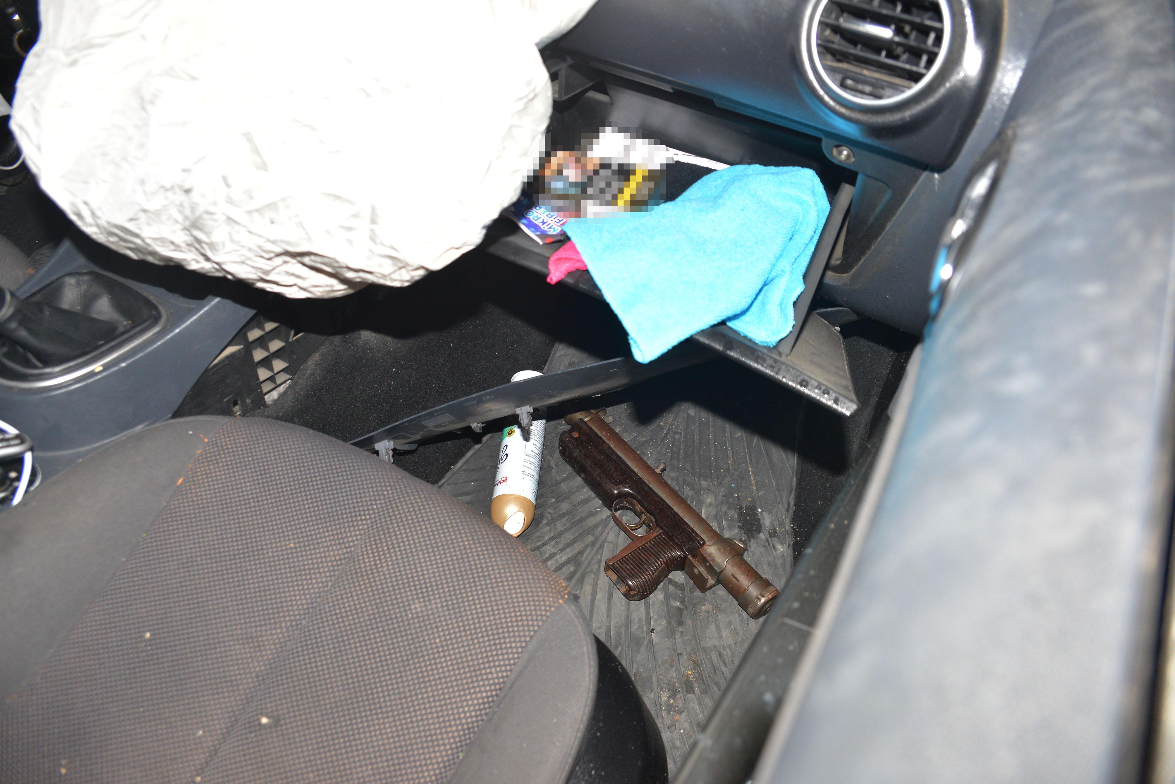 Polisten kaçıp, kaza yapınca yakalanan sürücünün otomobilinden otomatik tabanca çıktı
