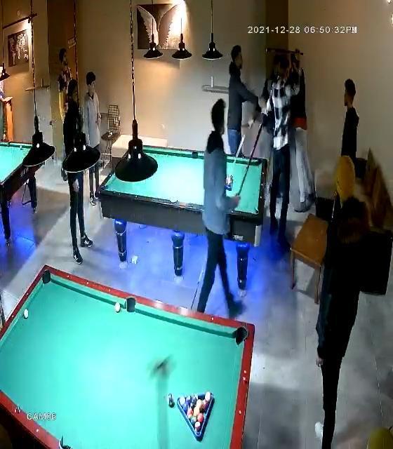 Esenyurtta bilardo salonunda yumruklu istekalı kavga kamerada
