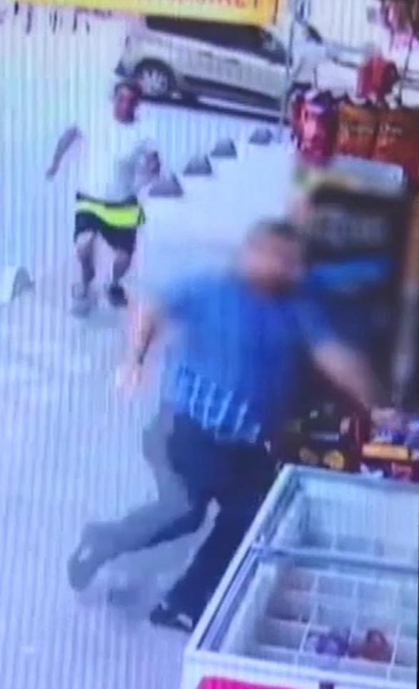 Bıçakla kendisini kovalayan arkadaşını öldürdü