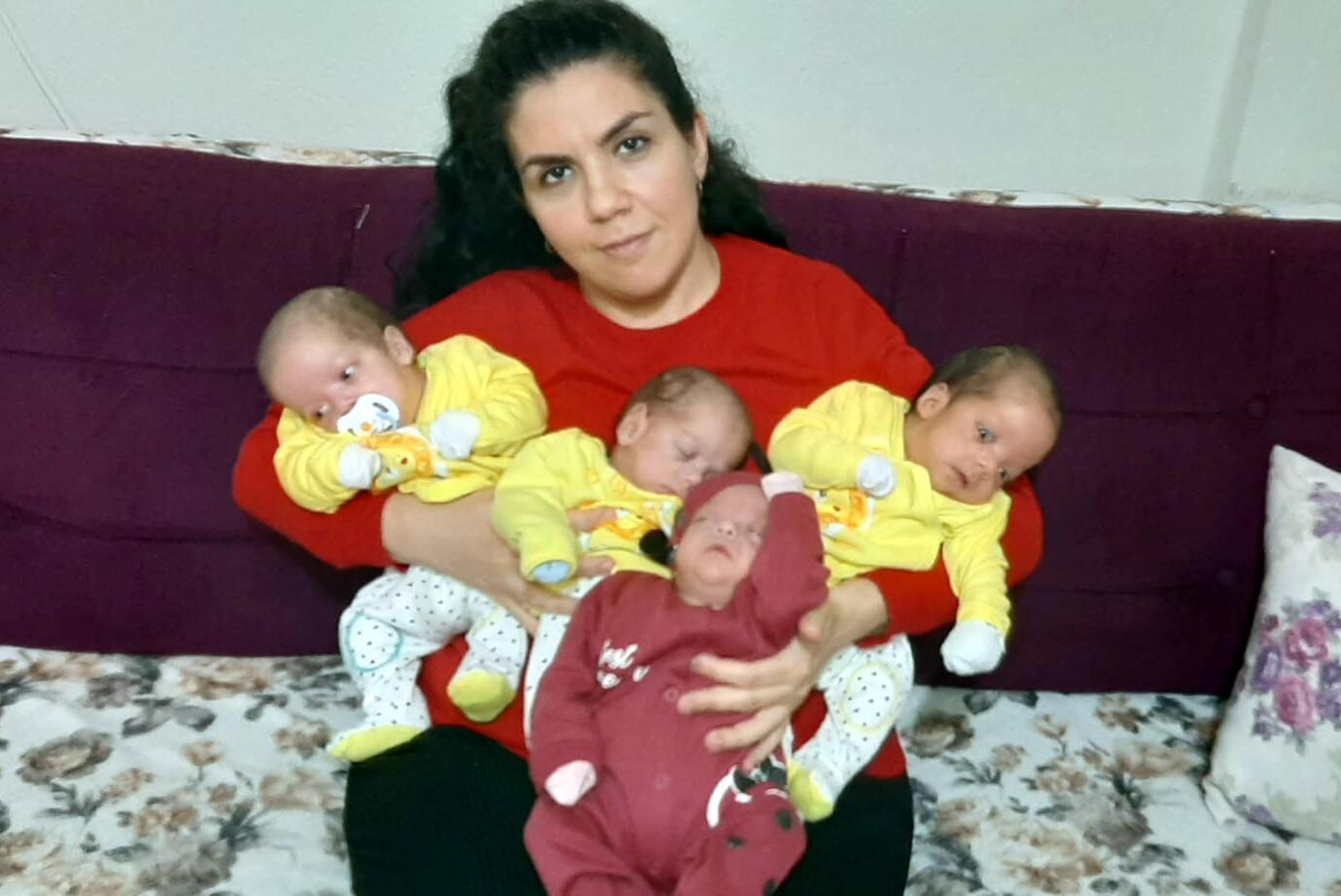 7 yıl çocuk özlemi çeken çift, yeni yılı dördüzleri ile karşıladı
