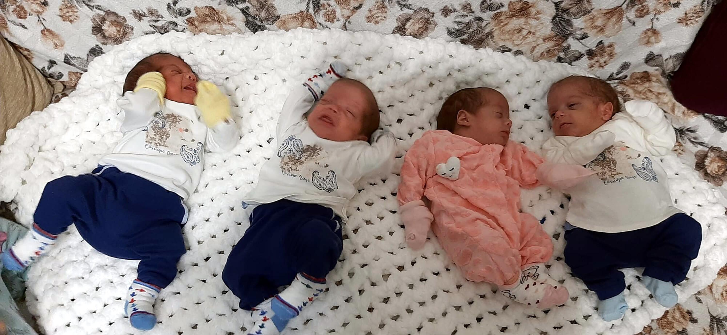 7 yıl çocuk özlemi çeken çift, yeni yılı dördüzleri ile karşıladı