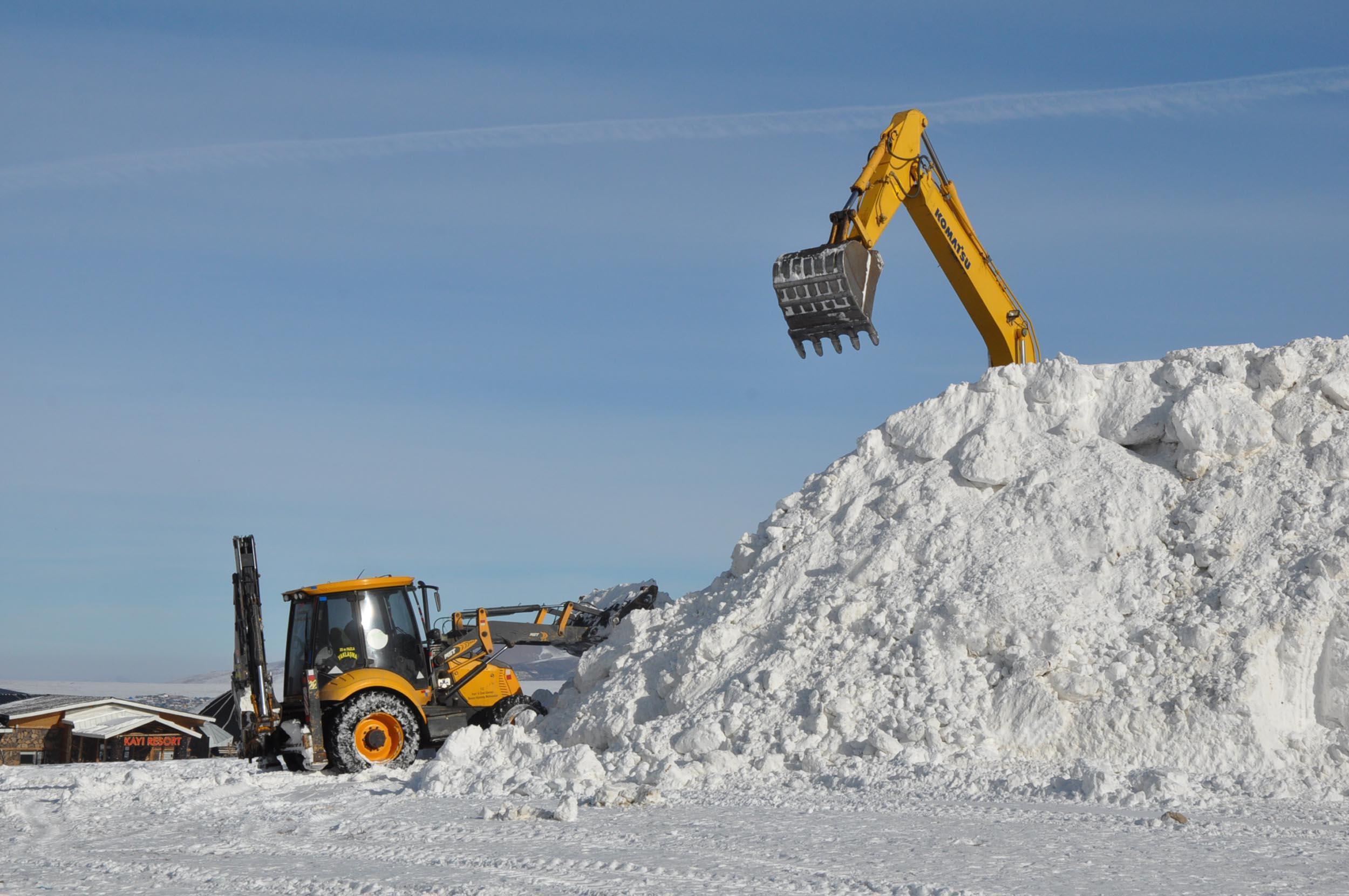 200 kamyon karla donarak şehit olan askerlerin heykelini yapacaklar