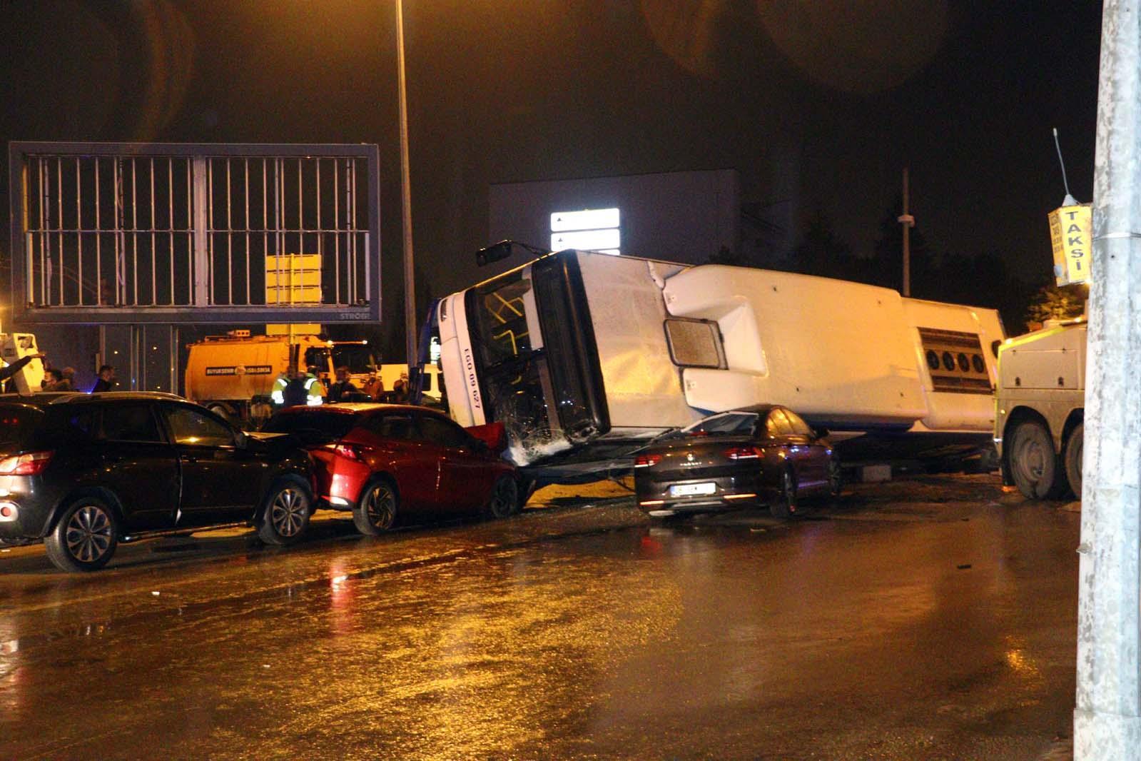 Ankarada otomobille çarpışan EGO otobüsü iki aracın üzerine devrildi: 14 yaralı