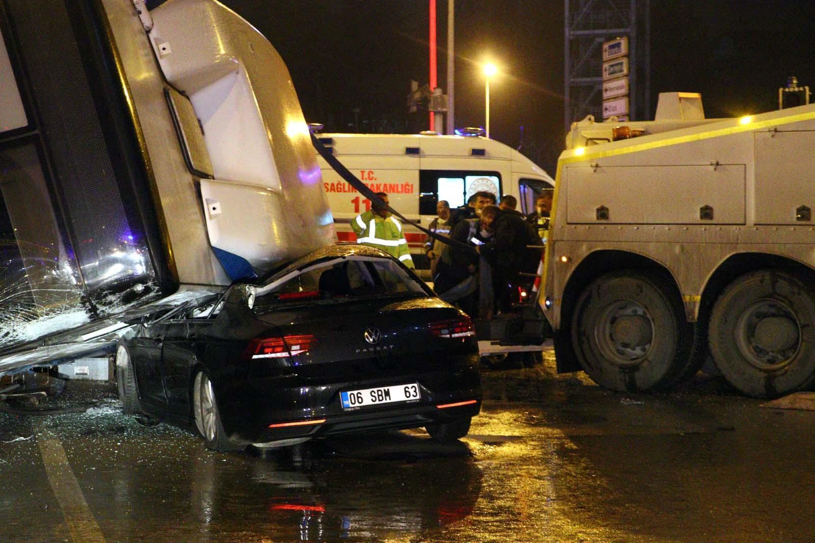 Ankarada otomobille çarpışan EGO otobüsü iki aracın üzerine devrildi: 14 yaralı