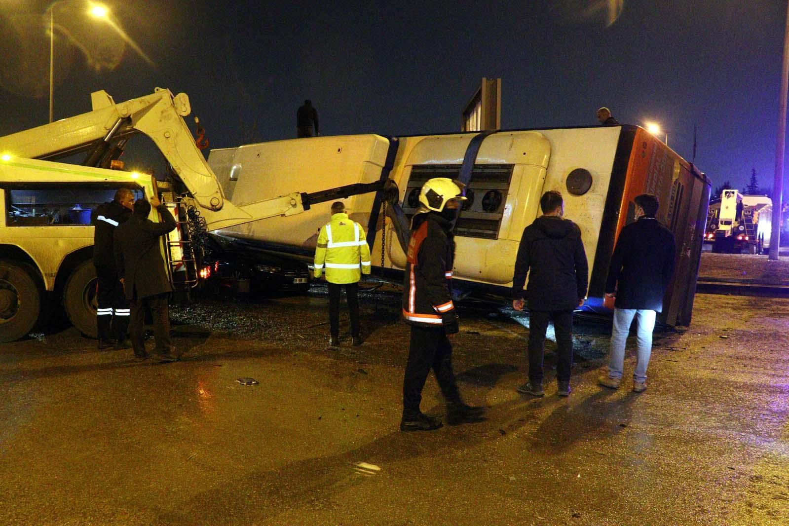 Ankarada otomobille çarpışan EGO otobüsü iki aracın üzerine devrildi: 14 yaralı