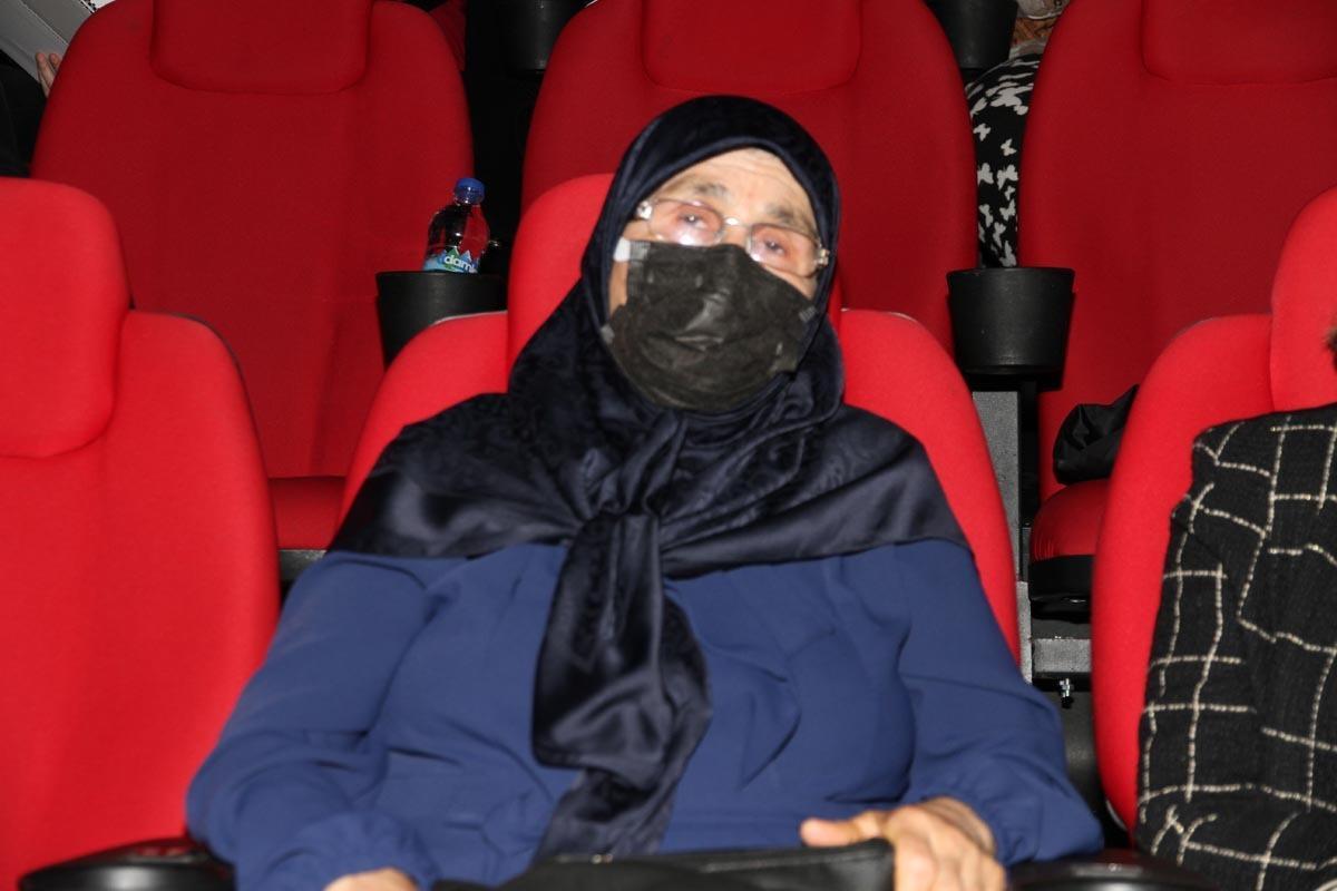 Eren ile şehit olan Başçavuş Gedikin annesi, oğlunun canlandırıldığı filmi izlerken gözyaşlarına boğuldu