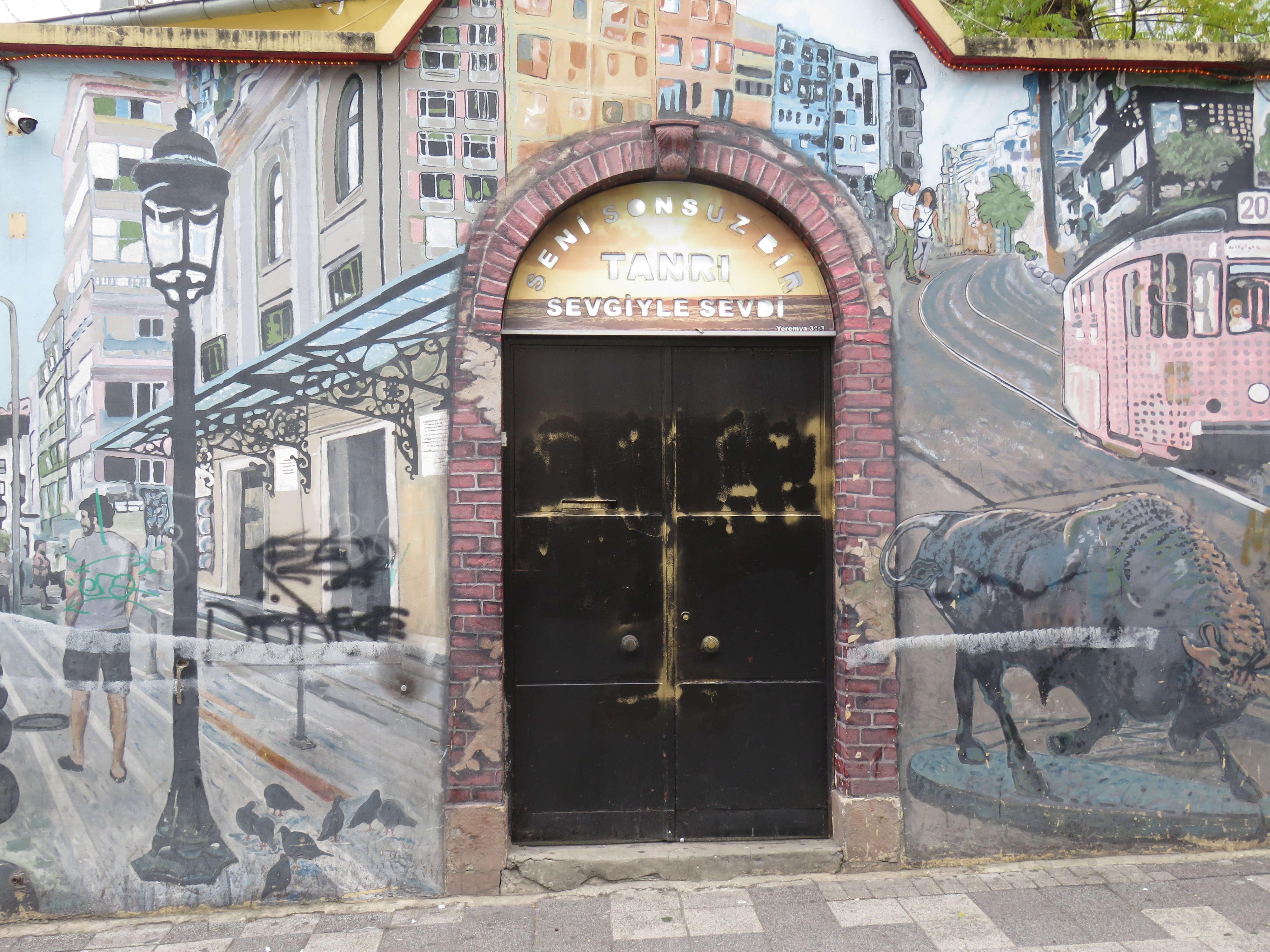 Kadıköyde kilise kapısına yazı yazan şüpheli serbest bırakıldı