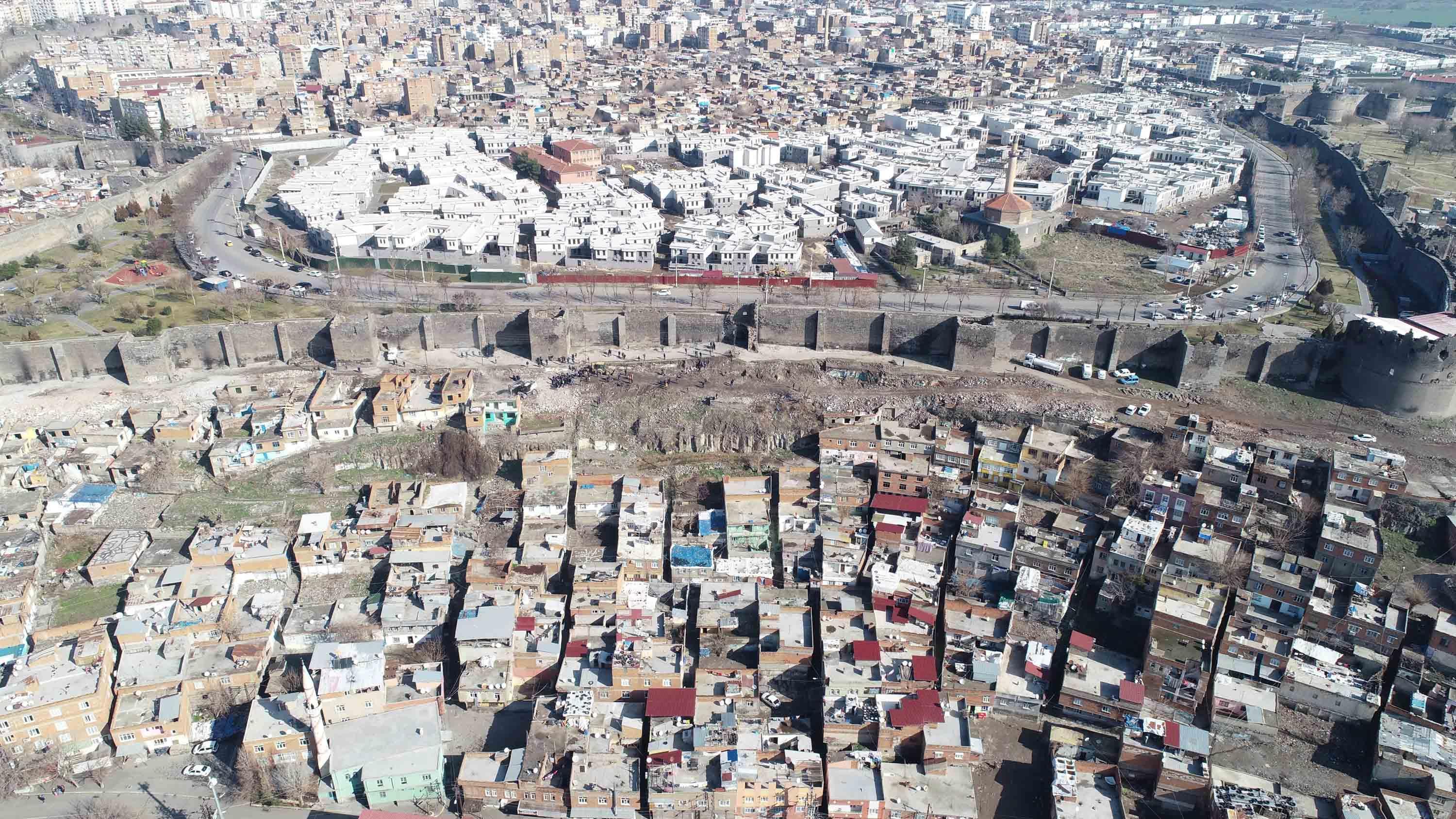 5 bin yıllık Diyarbakır surlarının çevresi kaçak yapılardan temizleniyor