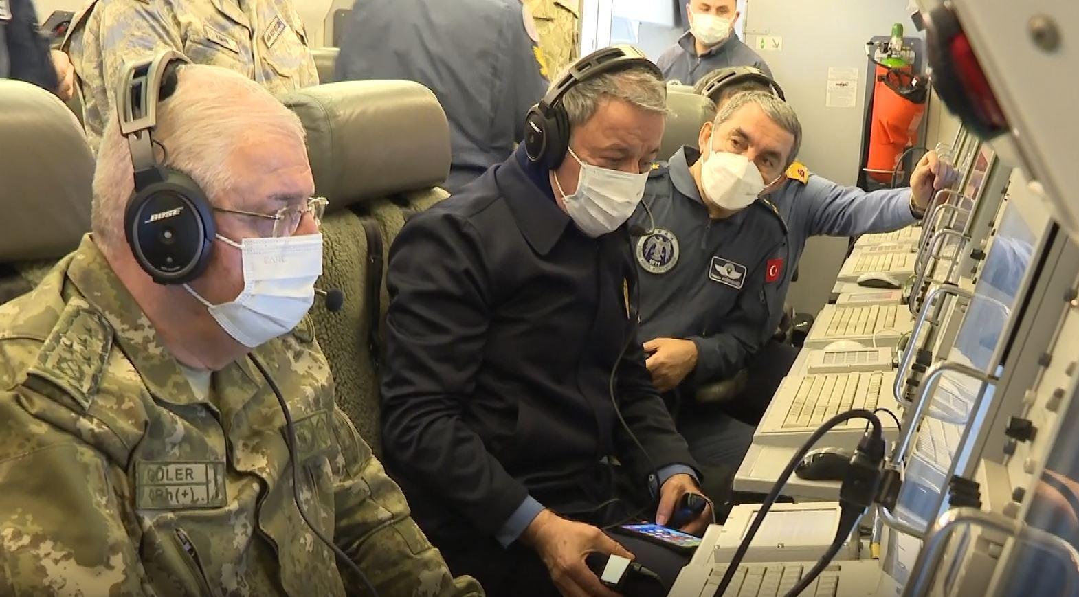 Bakan Akar ve TSK komuta kademesinden yılın son günü yoğun mesai