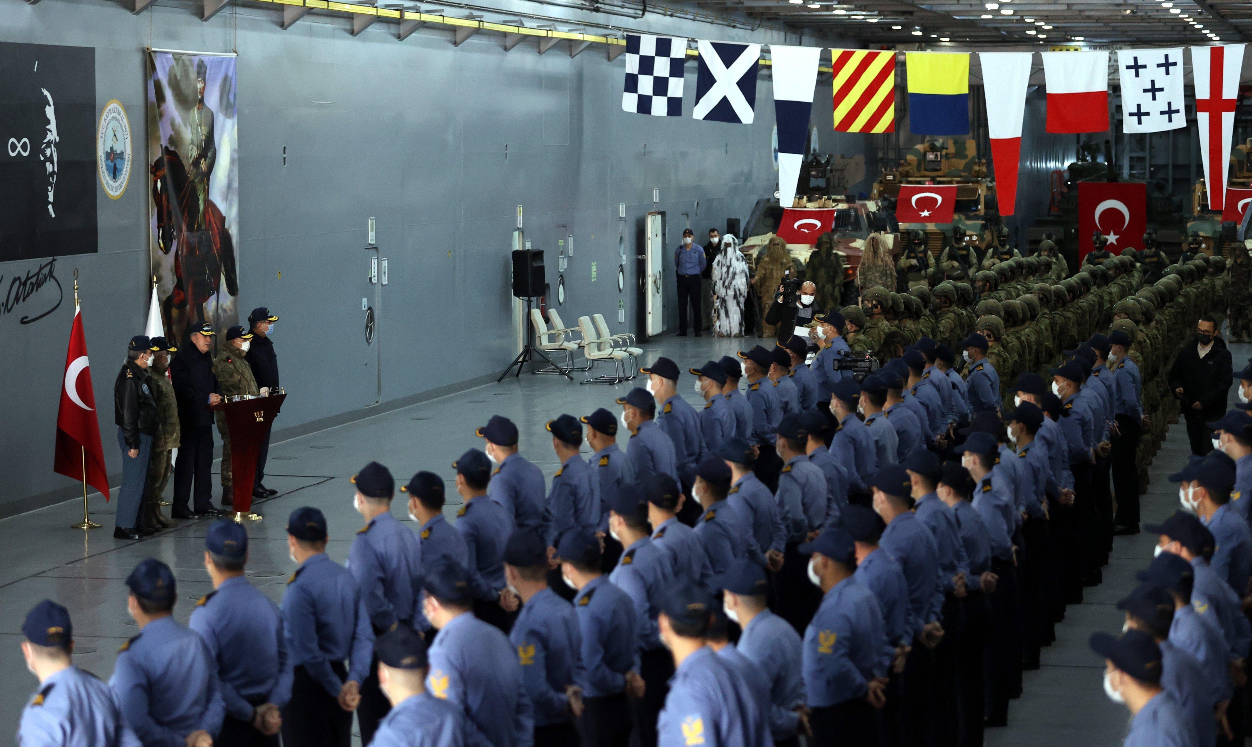 Bakan Akar ve TSK komuta kademesinden yılın son günü yoğun mesai