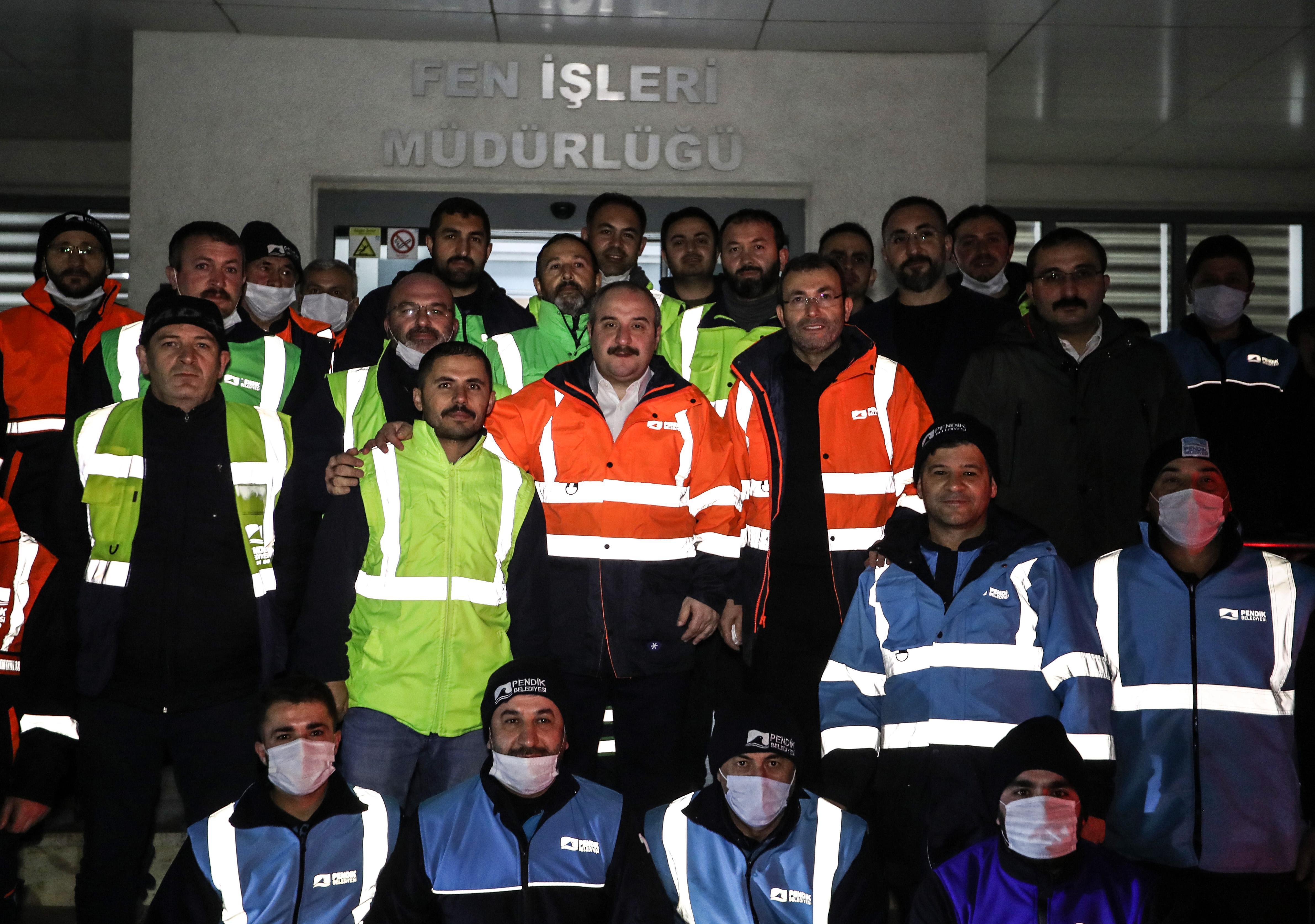 Bakan Varank Pendikte yeni yıla temizlik işçileri ile girdi