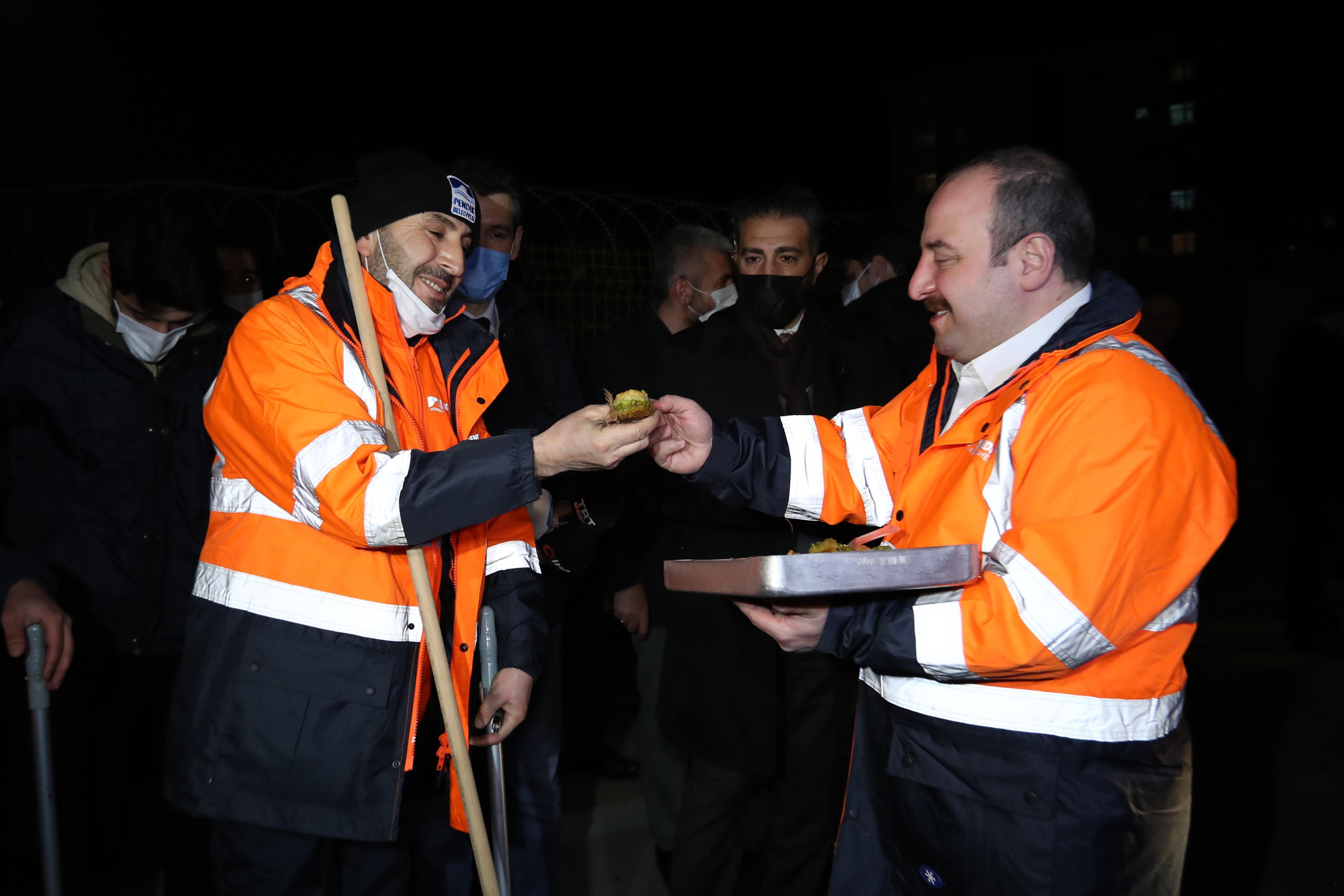 Bakan Varank Pendikte yeni yıla temizlik işçileri ile girdi