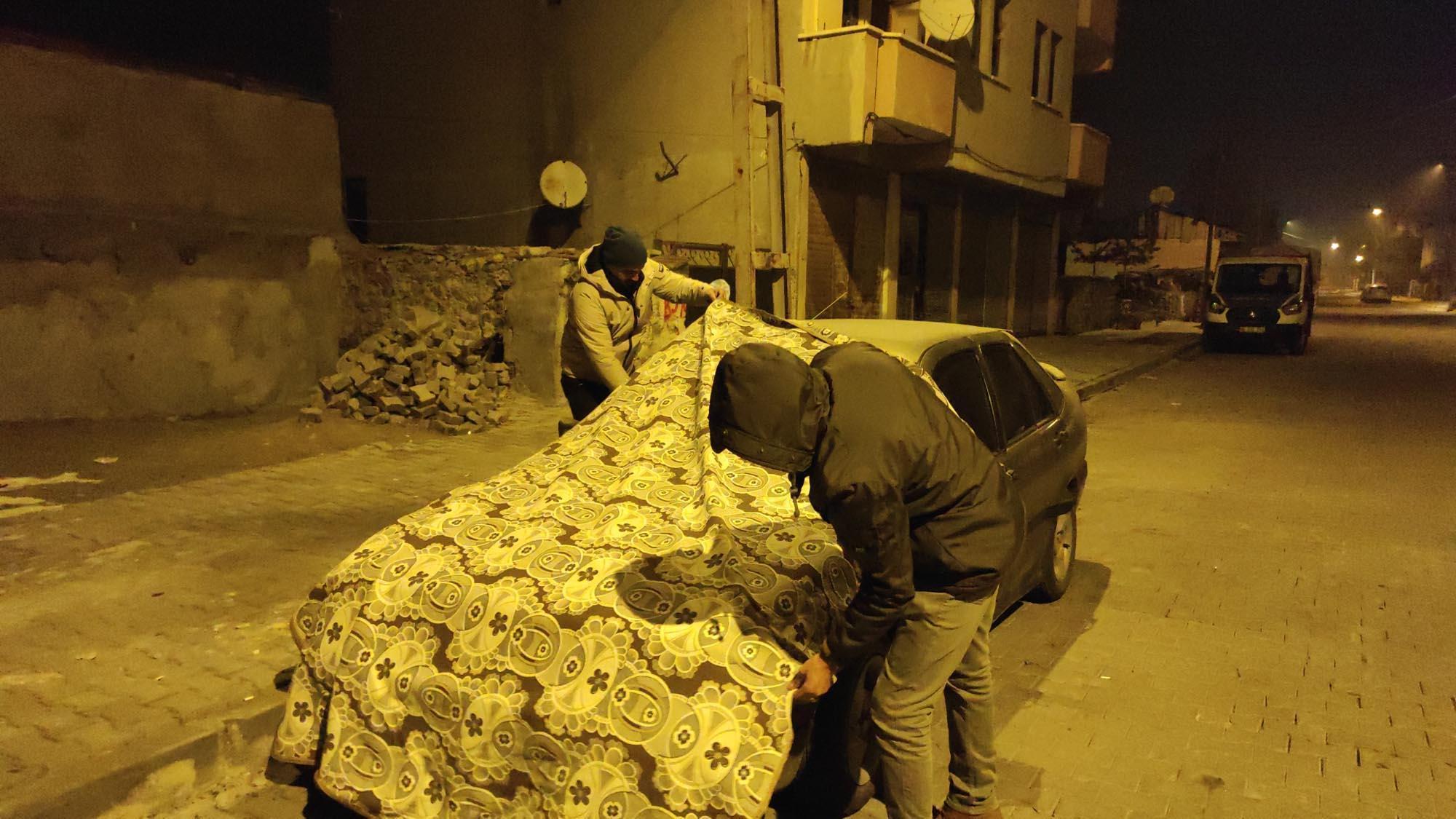 Karsta araçların motorları dondu, iş yerlerinin camları buz tuttu